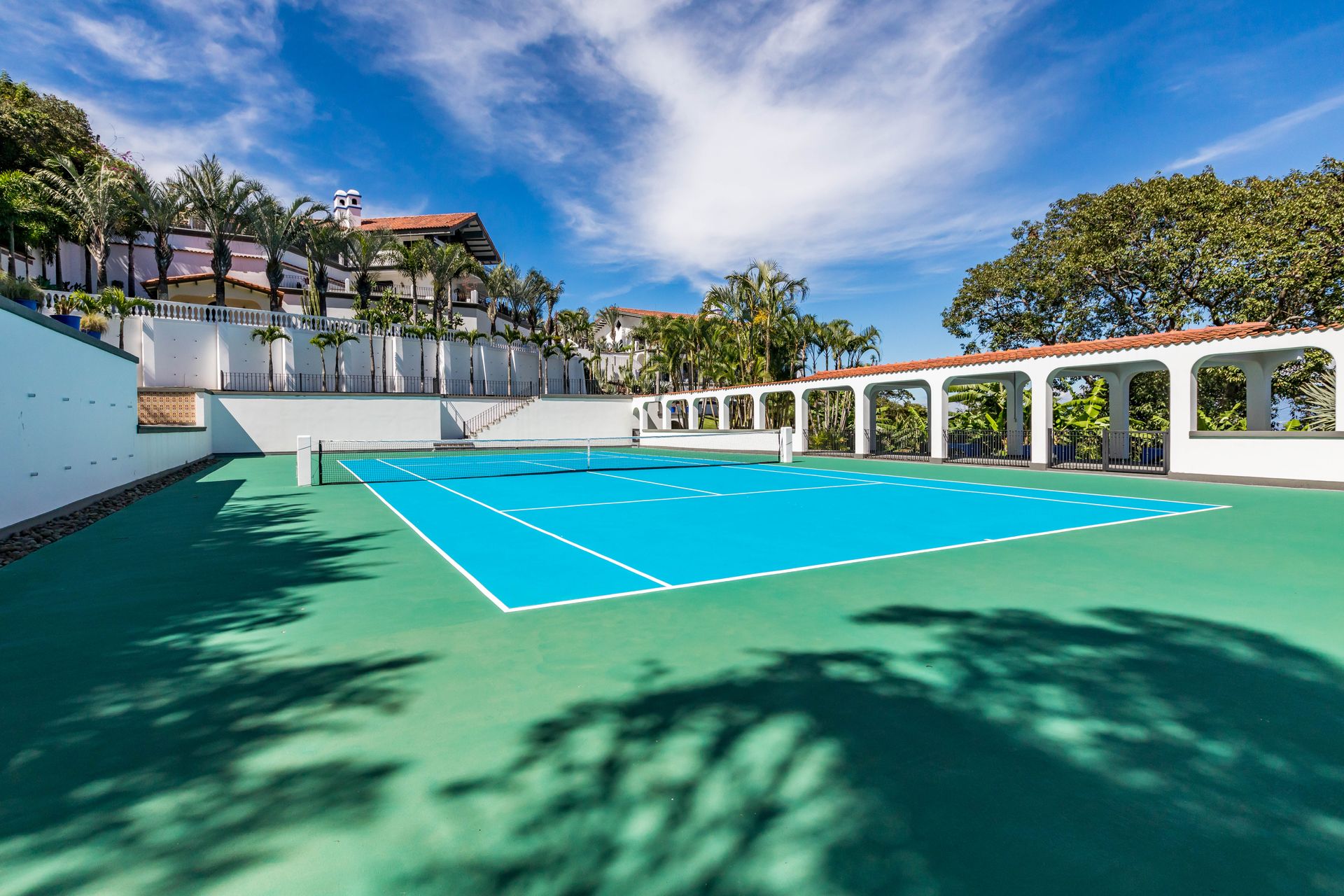 San Antonio, Escazú, Costa Rica: Mansion with tennis court, pool, and jacuzzi – prime investment opportunity.