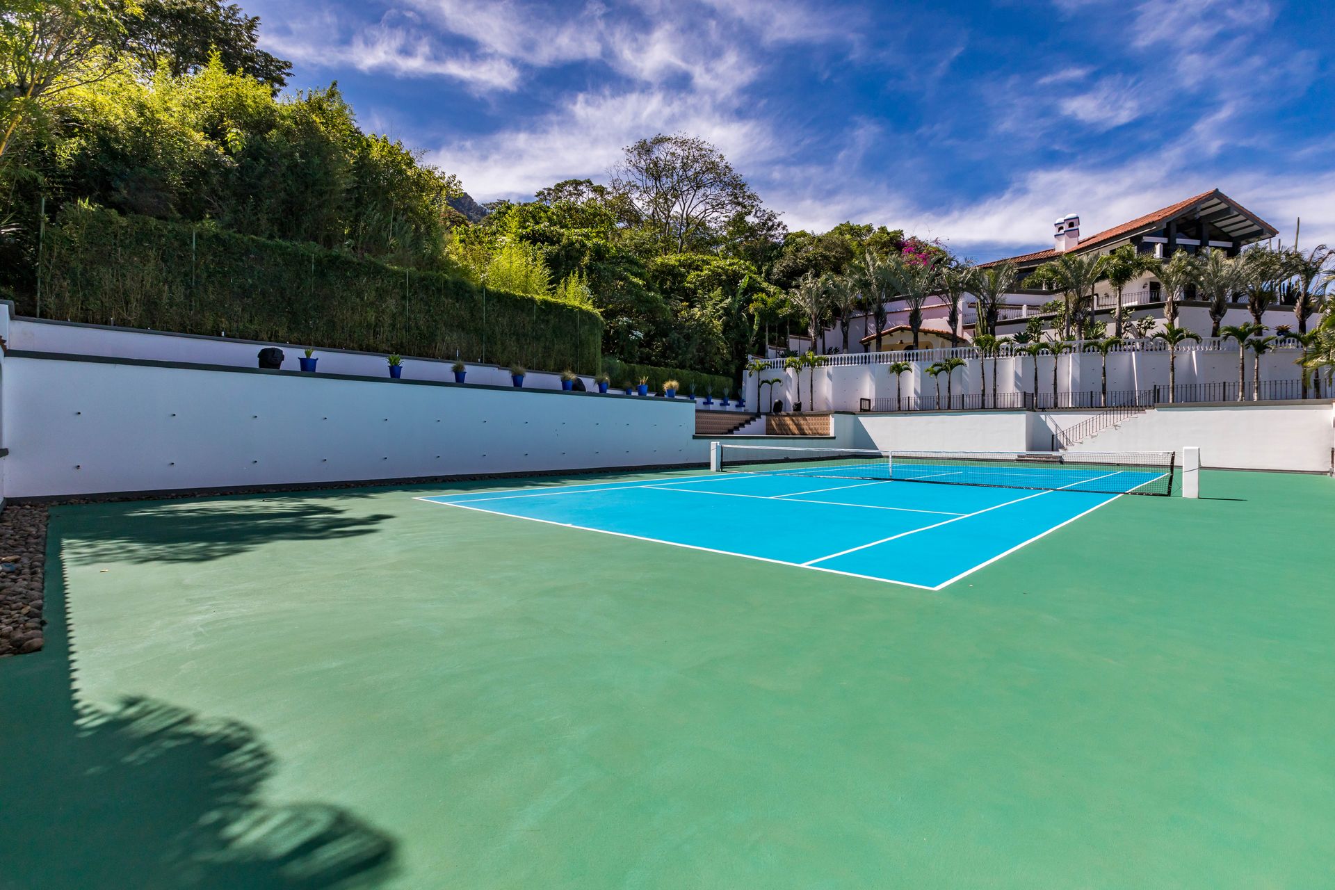 San Antonio, Escazú, Costa Rica: Mansion with tennis court, pool, and jacuzzi – prime investment opportunity.