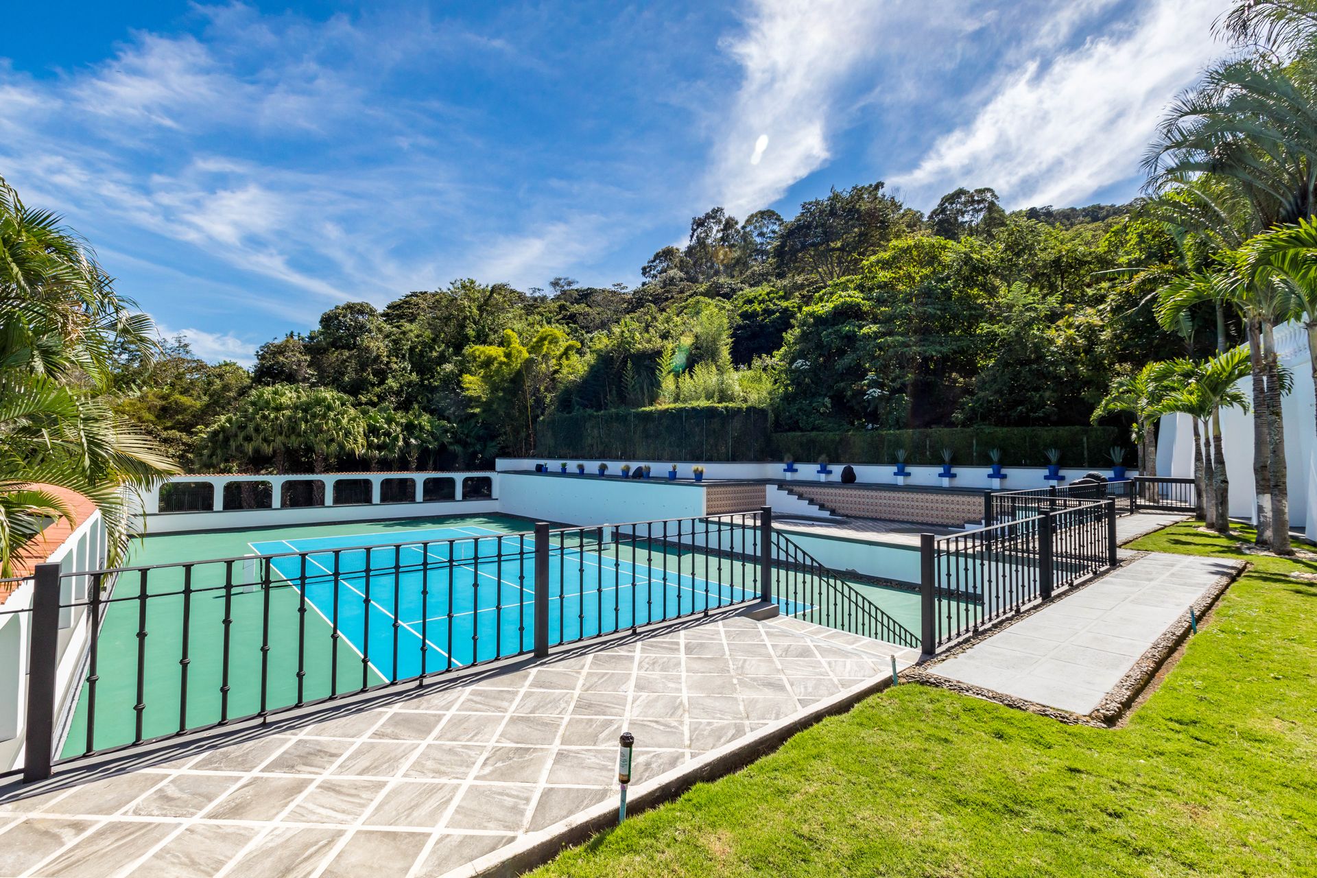 San Antonio, Escazú, Costa Rica: Mansion with tennis court, pool, and jacuzzi – prime investment opportunity.