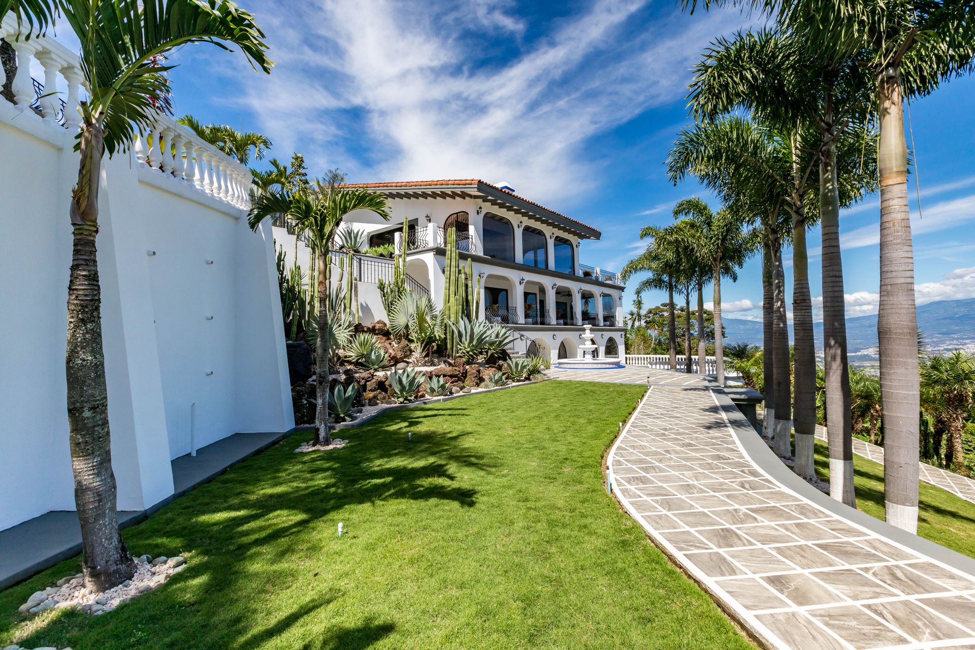 San Antonio, Escazú, Costa Rica: Mansion with tennis court, pool, and jacuzzi – prime investment opportunity.