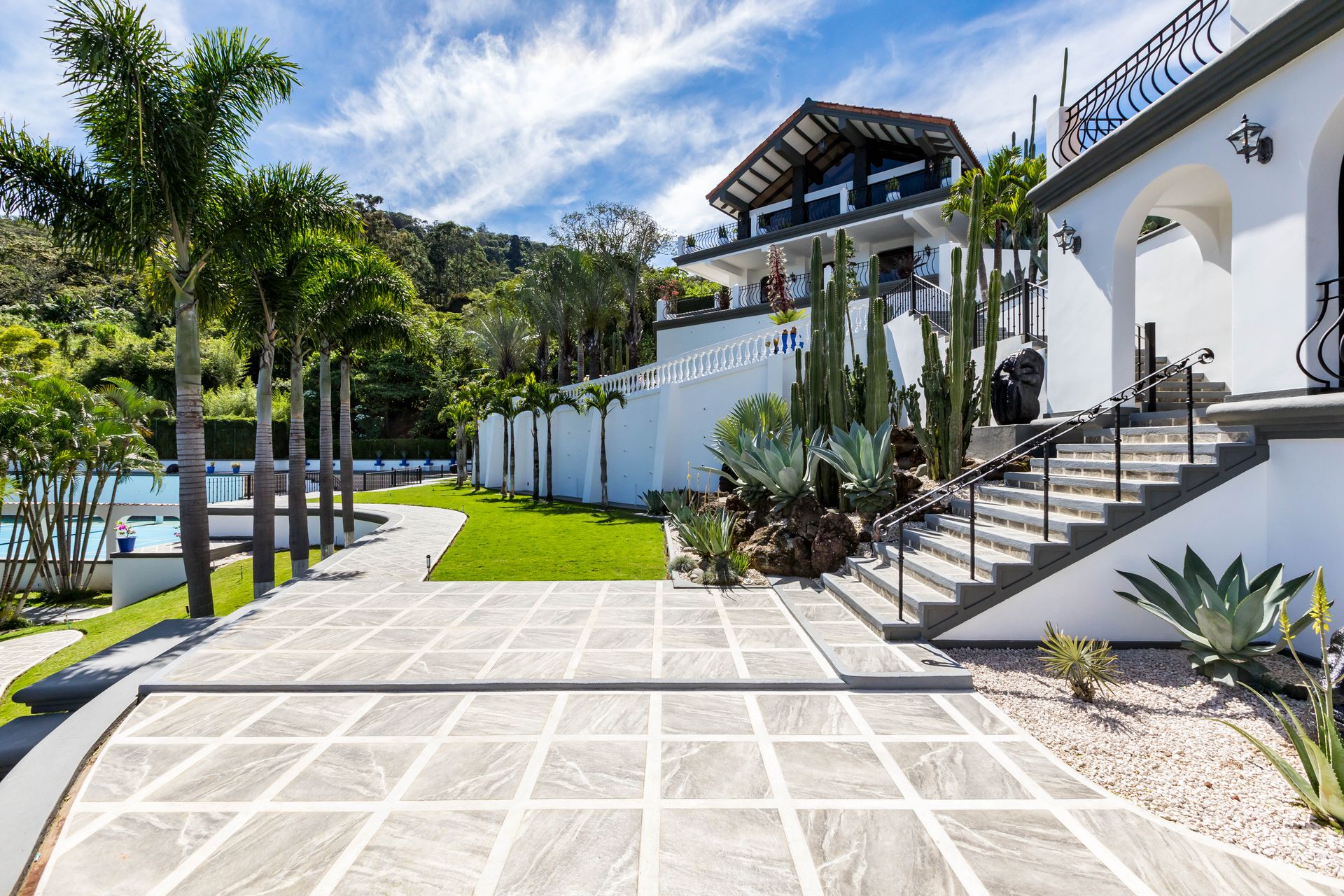 San Antonio, Escazú, Costa Rica: Mansion with tennis court, pool, and jacuzzi – prime investment opportunity.