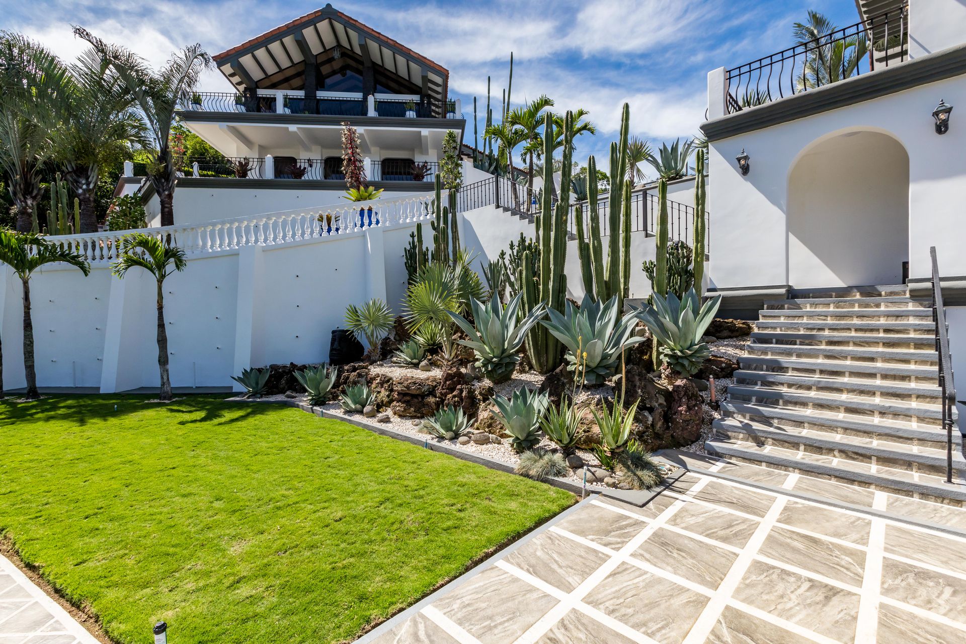 San Antonio, Escazú, Costa Rica: Mansion with tennis court, pool, and jacuzzi – prime investment opportunity.