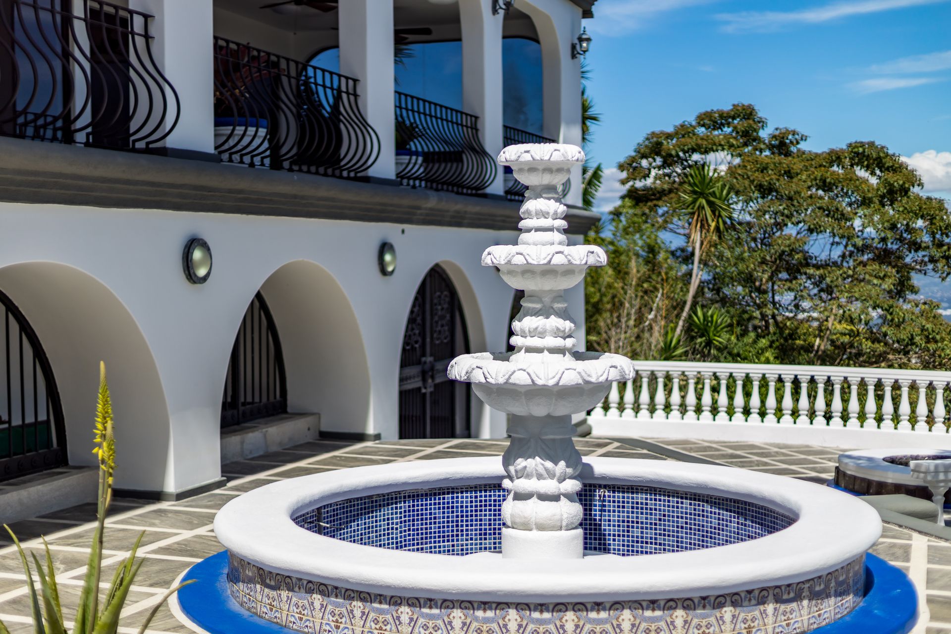 San Antonio, Escazú, Costa Rica: Mansion with tennis court, pool, and jacuzzi – prime investment opportunity.