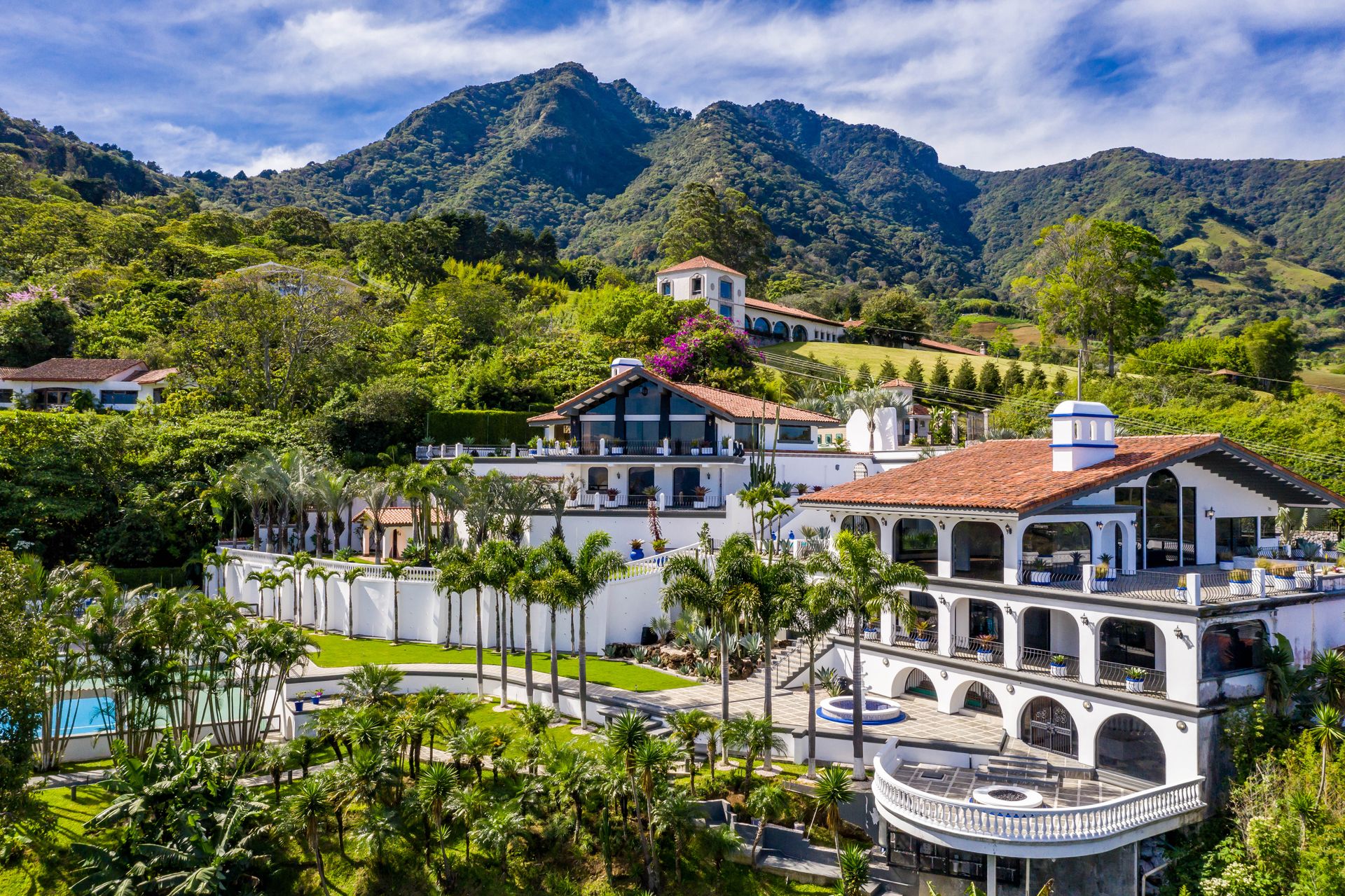 San Antonio, Escazú, Costa Rica: Mansion with tennis court, pool, and jacuzzi – prime investment opportunity.