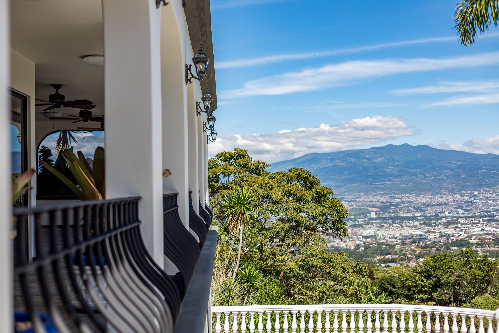 San Antonio, Escazú, Costa Rica: Mansion with tennis court, pool, and jacuzzi – prime investment opportunity.