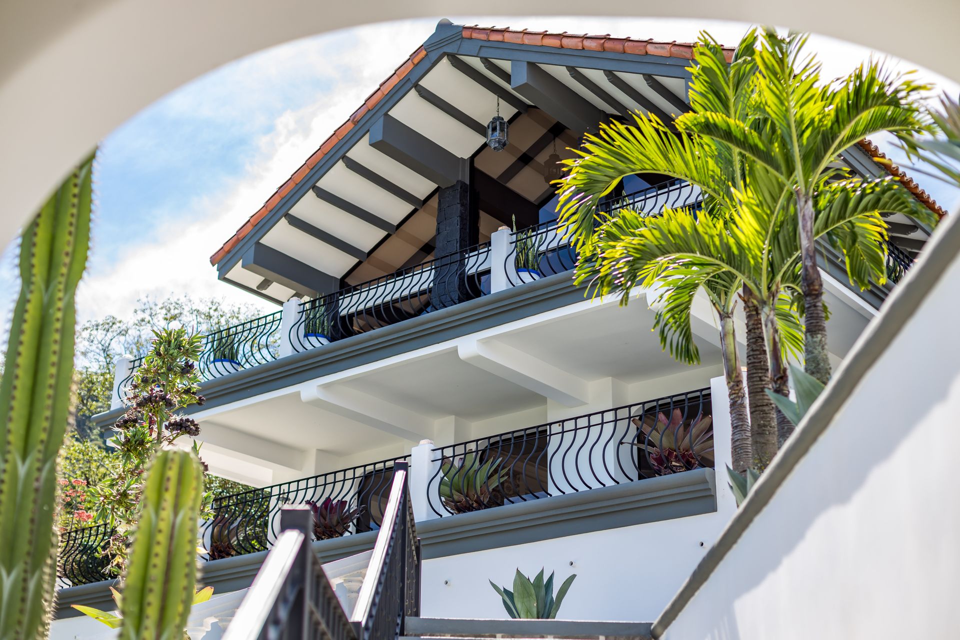 San Antonio, Escazú, Costa Rica: Mansion with tennis court, pool, and jacuzzi – prime investment opportunity.