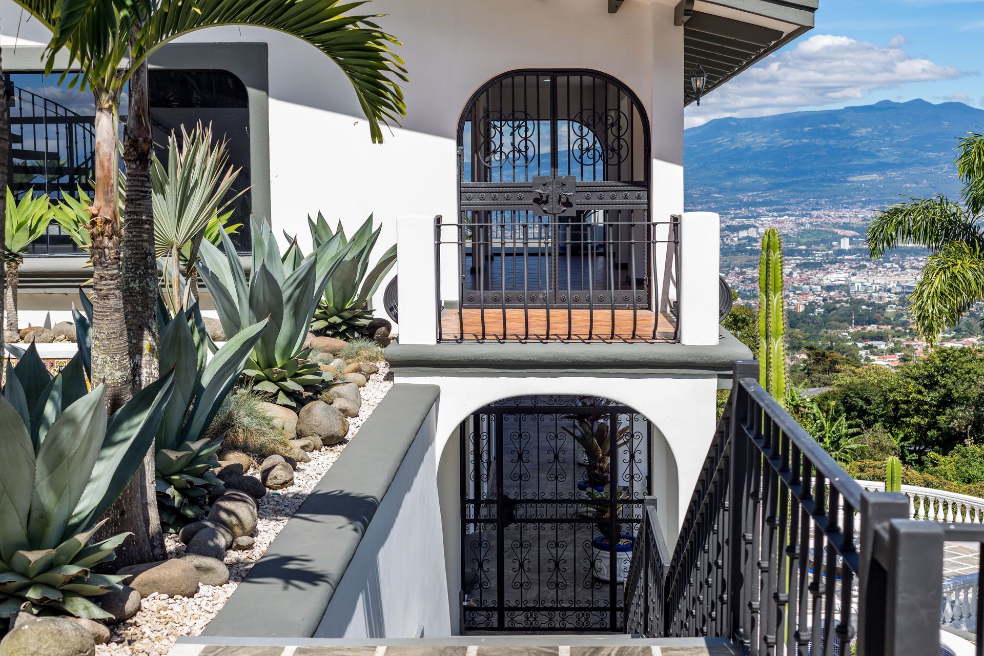 San Antonio, Escazú, Costa Rica: Mansion with tennis court, pool, and jacuzzi – prime investment opportunity.