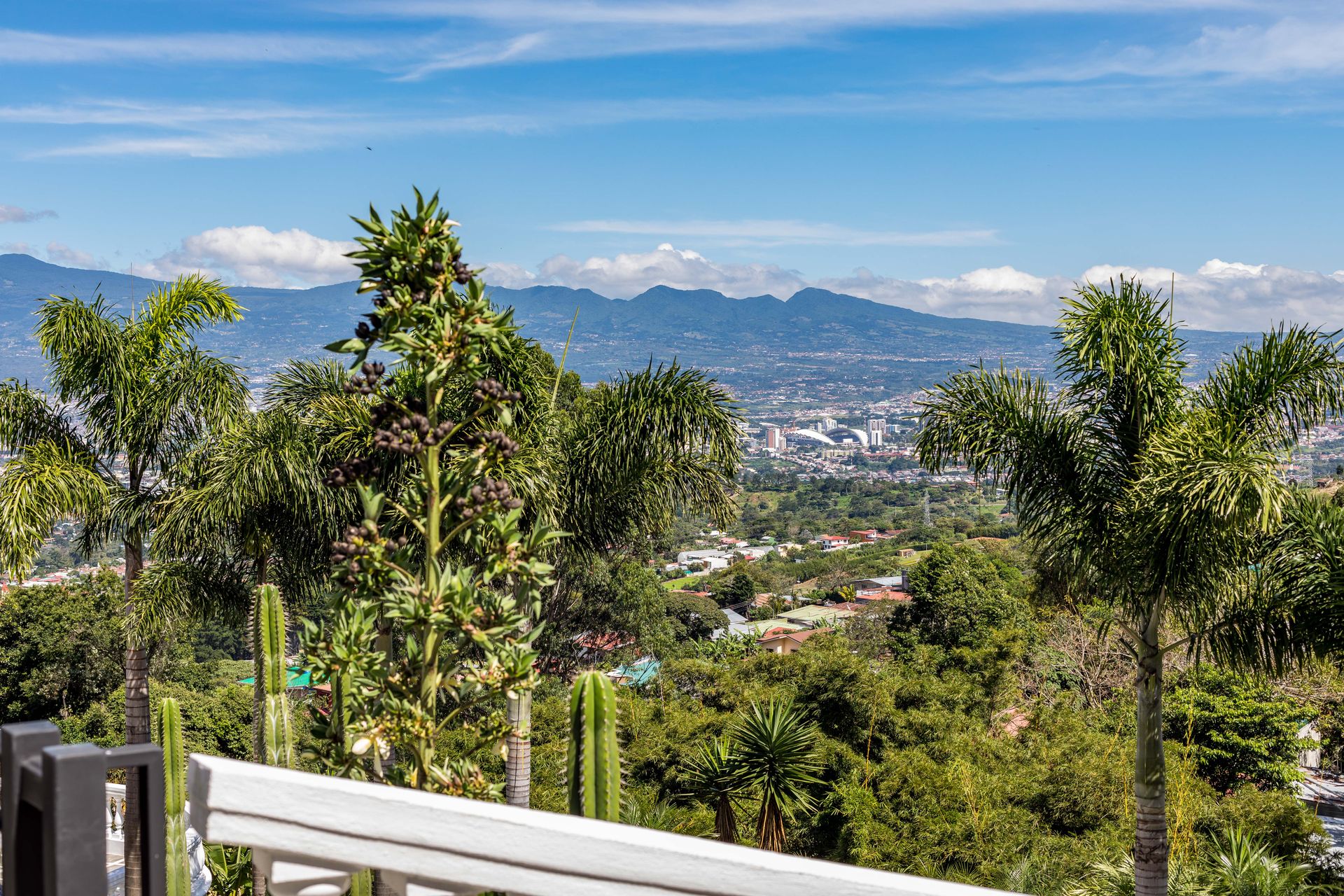 San Antonio, Escazú, Costa Rica: Mansion with tennis court, pool, and jacuzzi – prime investment opportunity.