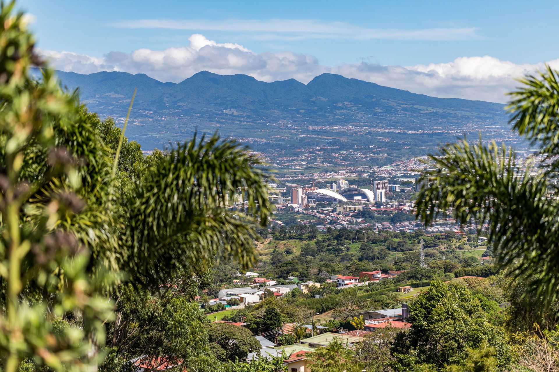 San Antonio, Escazú, Costa Rica: Mansion with tennis court, pool, and jacuzzi – prime investment opportunity.