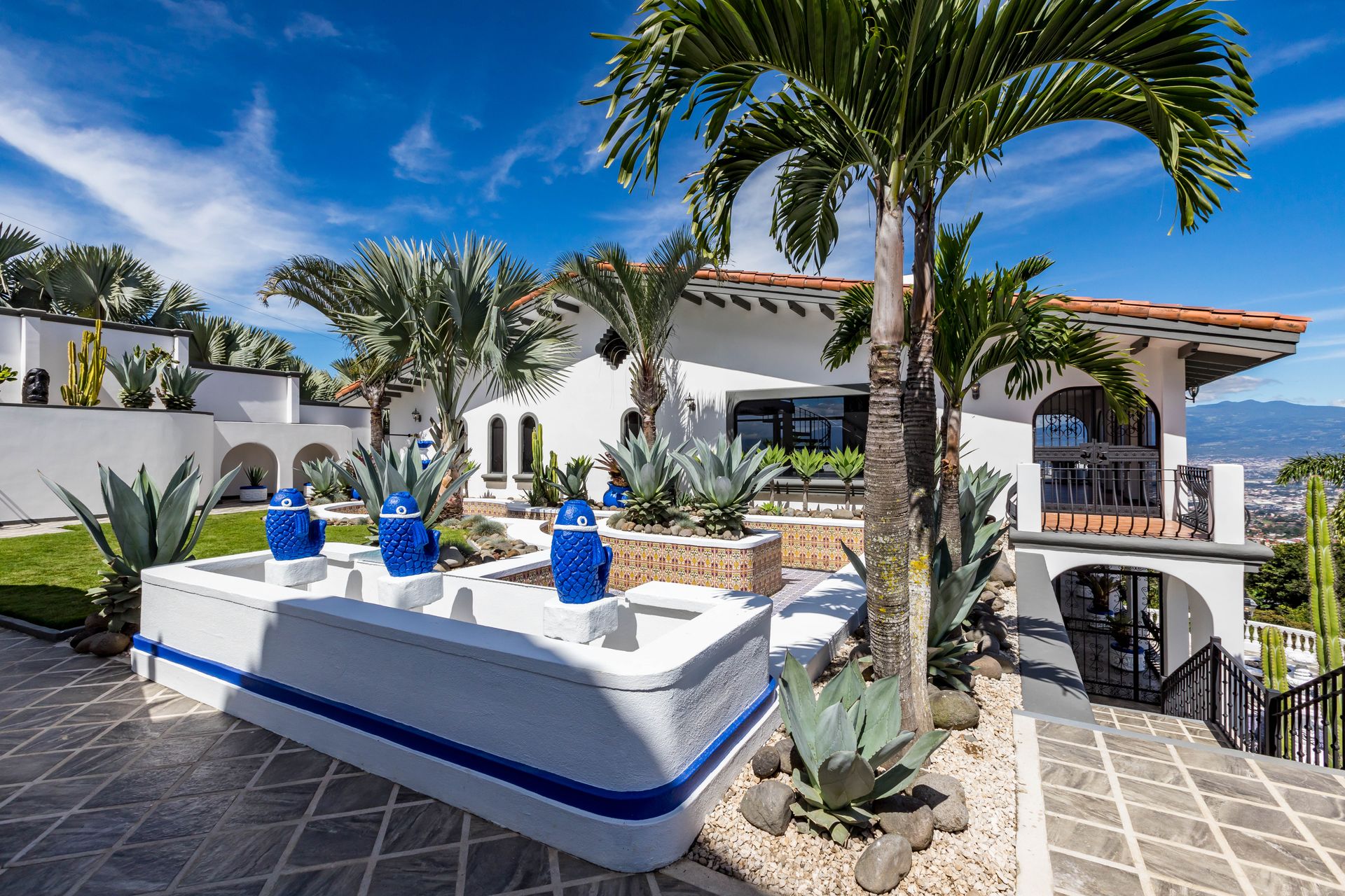 San Antonio, Escazú, Costa Rica: Mansion with tennis court, pool, and jacuzzi – prime investment opportunity.