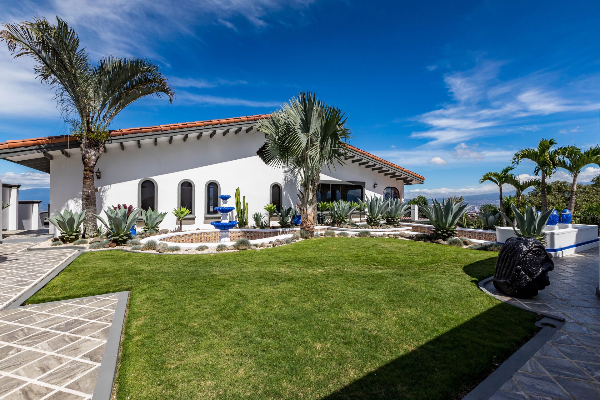 San Antonio, Escazú, Costa Rica: Mansion with tennis court, pool, and jacuzzi – prime investment opportunity.