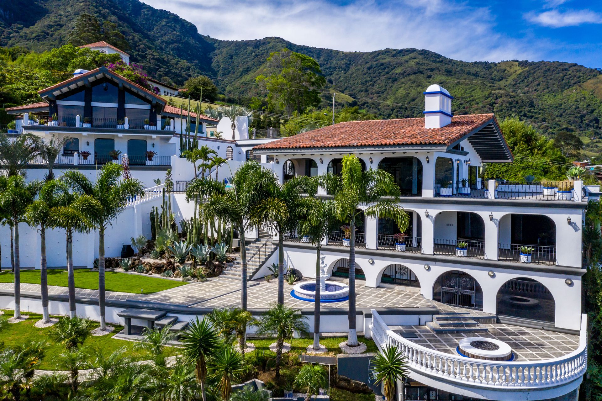 San Antonio, Escazú, Costa Rica: Mansion with tennis court, pool, and jacuzzi – prime investment opportunity.