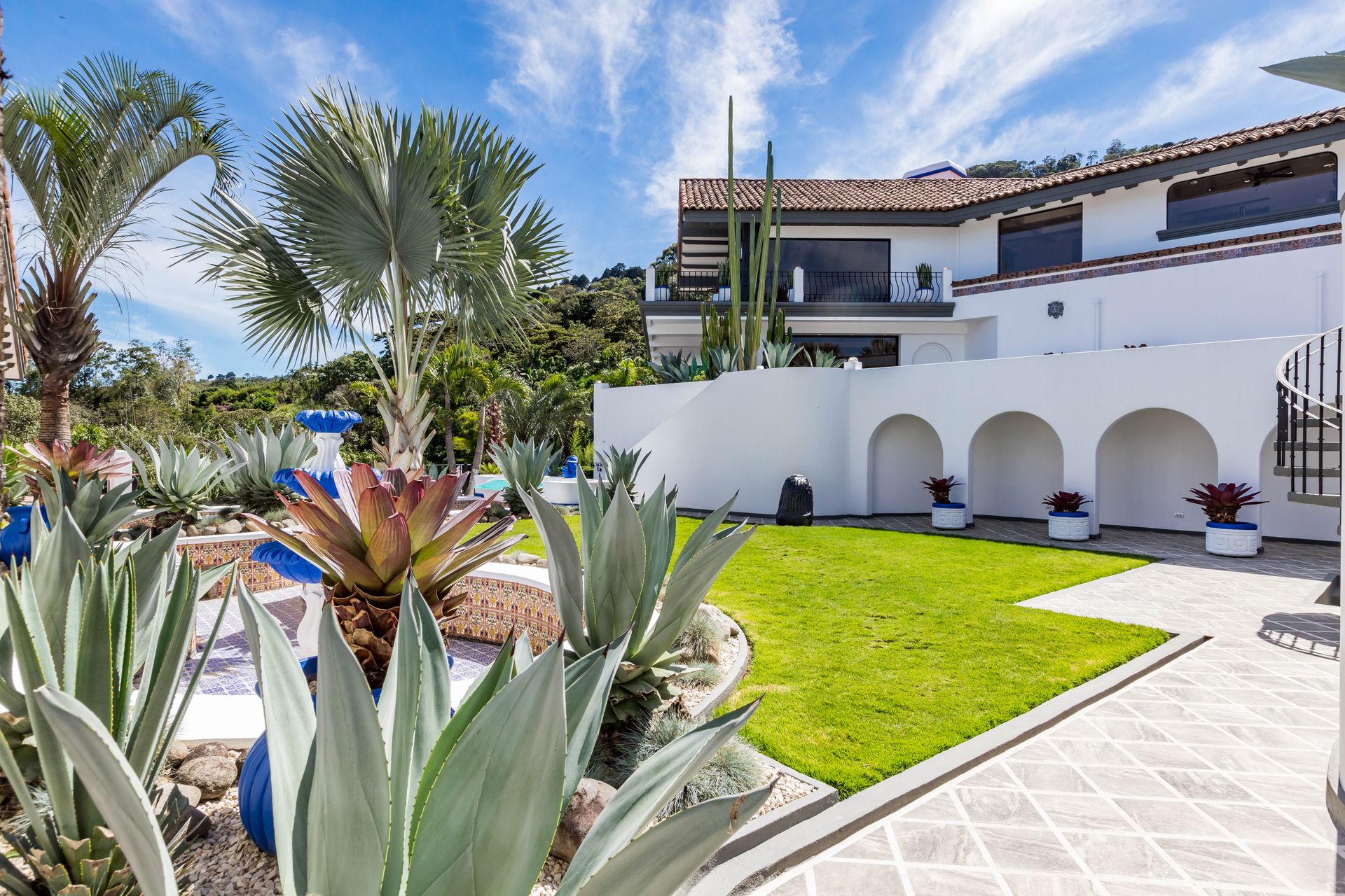 San Antonio, Escazú, Costa Rica: Mansion with tennis court, pool, and jacuzzi – prime investment opportunity.