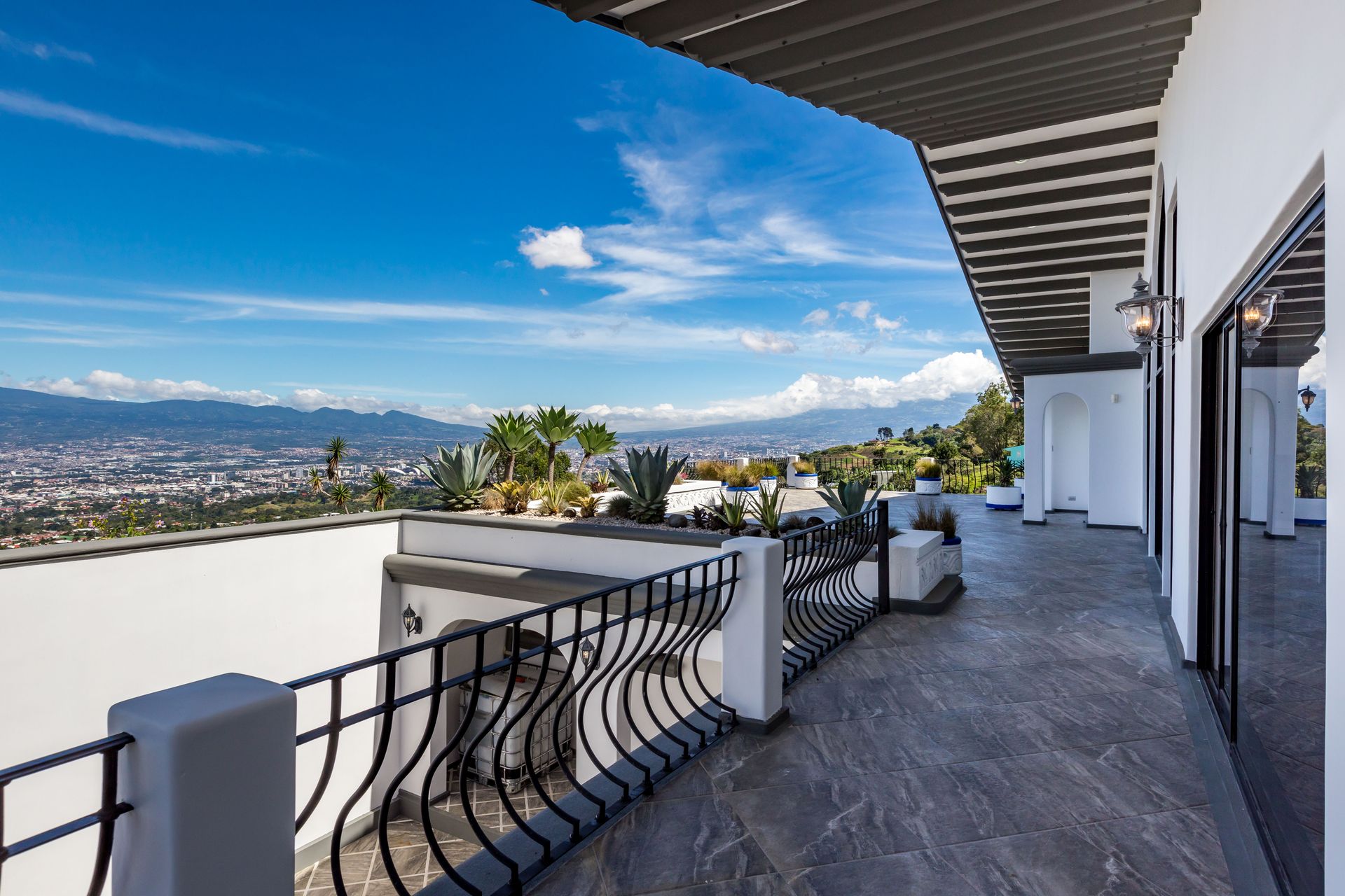 San Antonio, Escazú, Costa Rica: Mansion with tennis court, pool, and jacuzzi – prime investment opportunity.