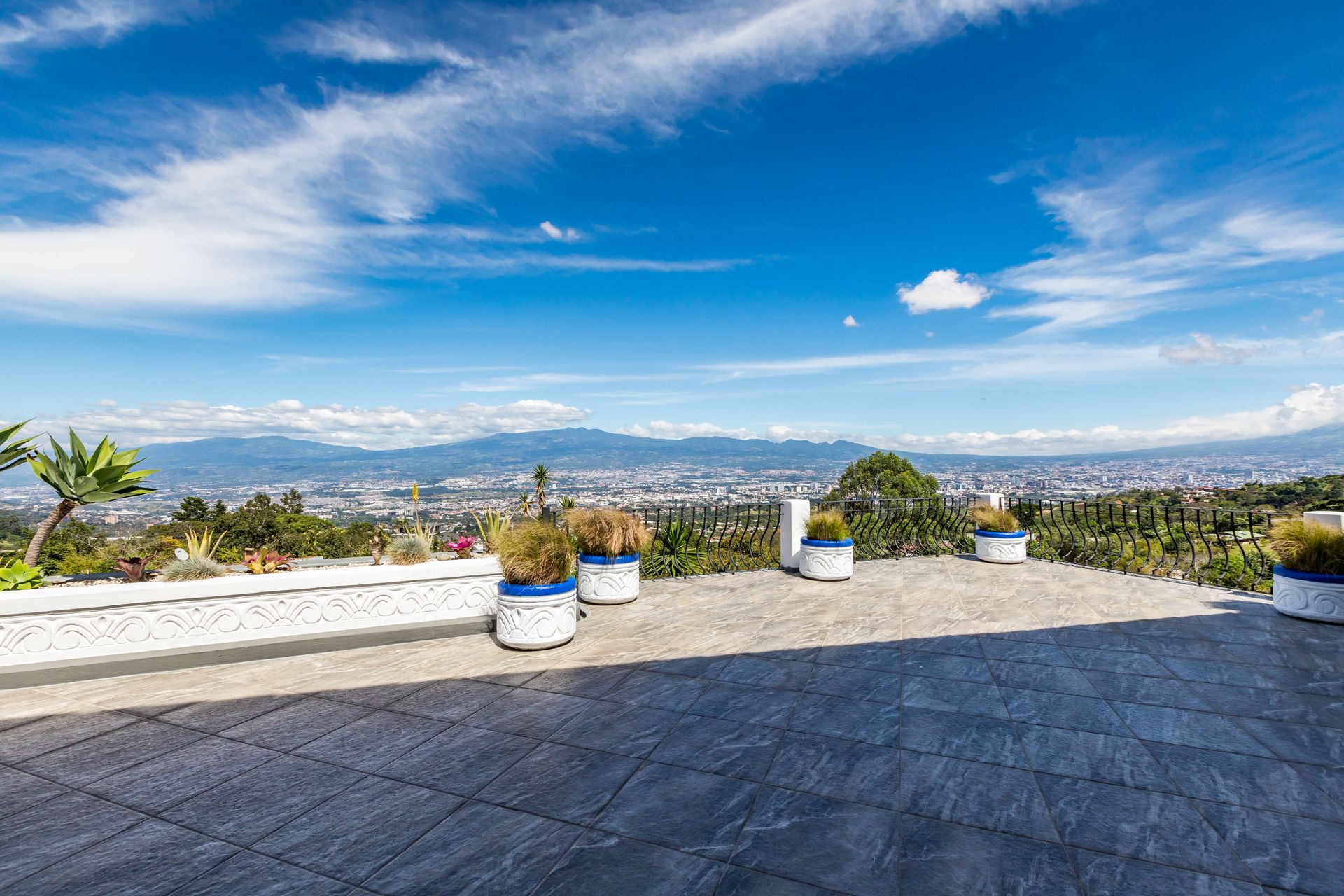 San Antonio, Escazú, Costa Rica: Mansion with tennis court, pool, and jacuzzi – prime investment opportunity.