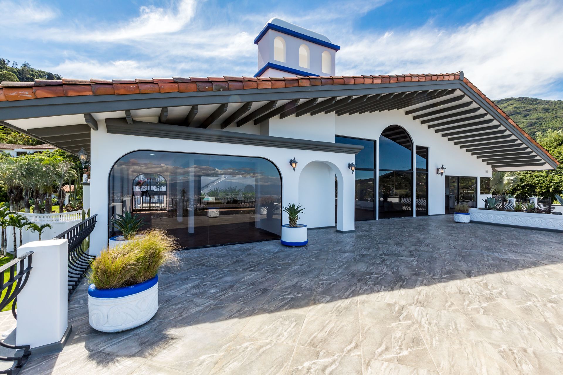 San Antonio, Escazú, Costa Rica: Mansion with tennis court, pool, and jacuzzi – prime investment opportunity.