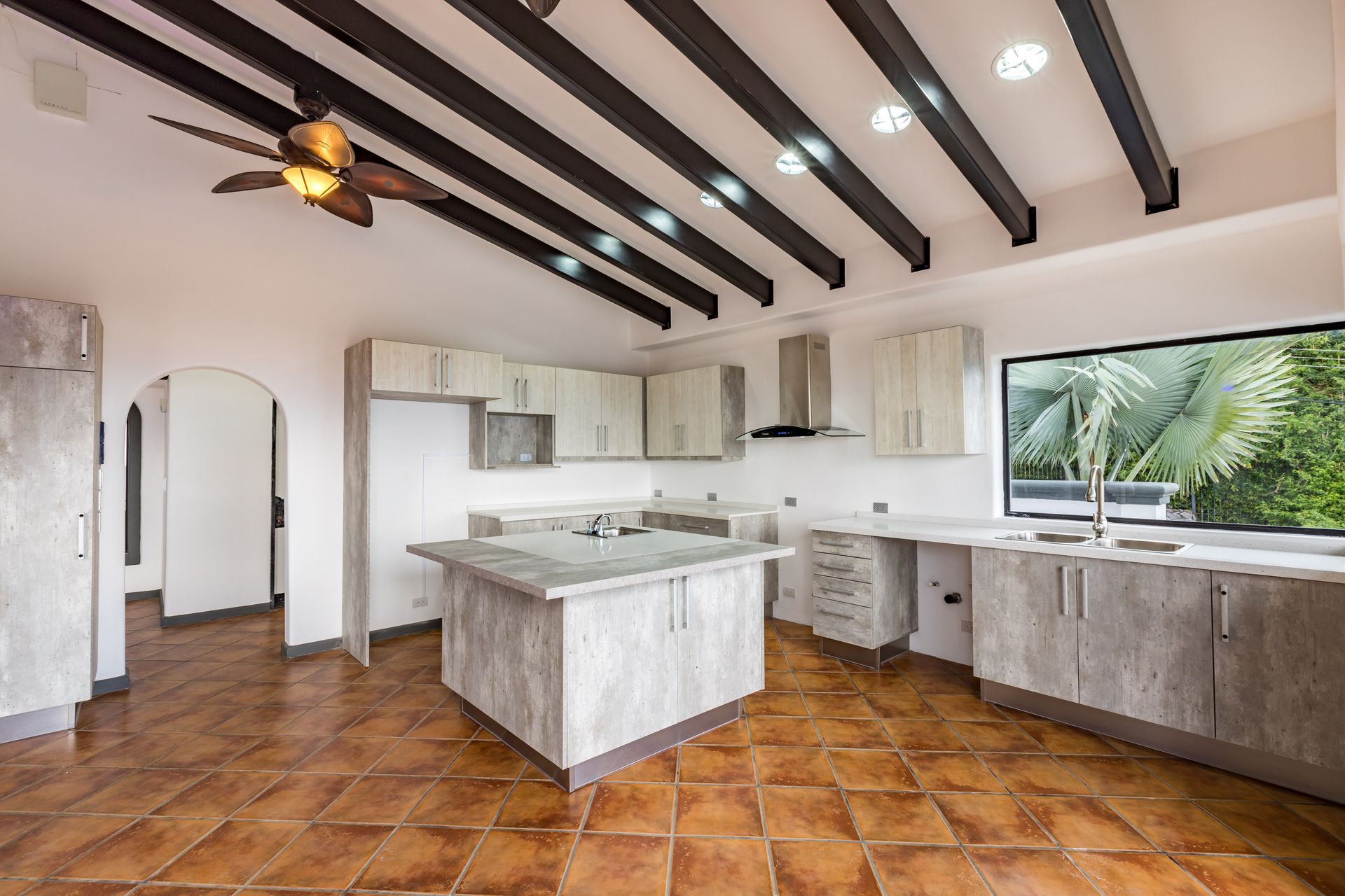 San Antonio, Escazú, Costa Rica: Mansion with tennis court, pool, and jacuzzi – prime investment opportunity.