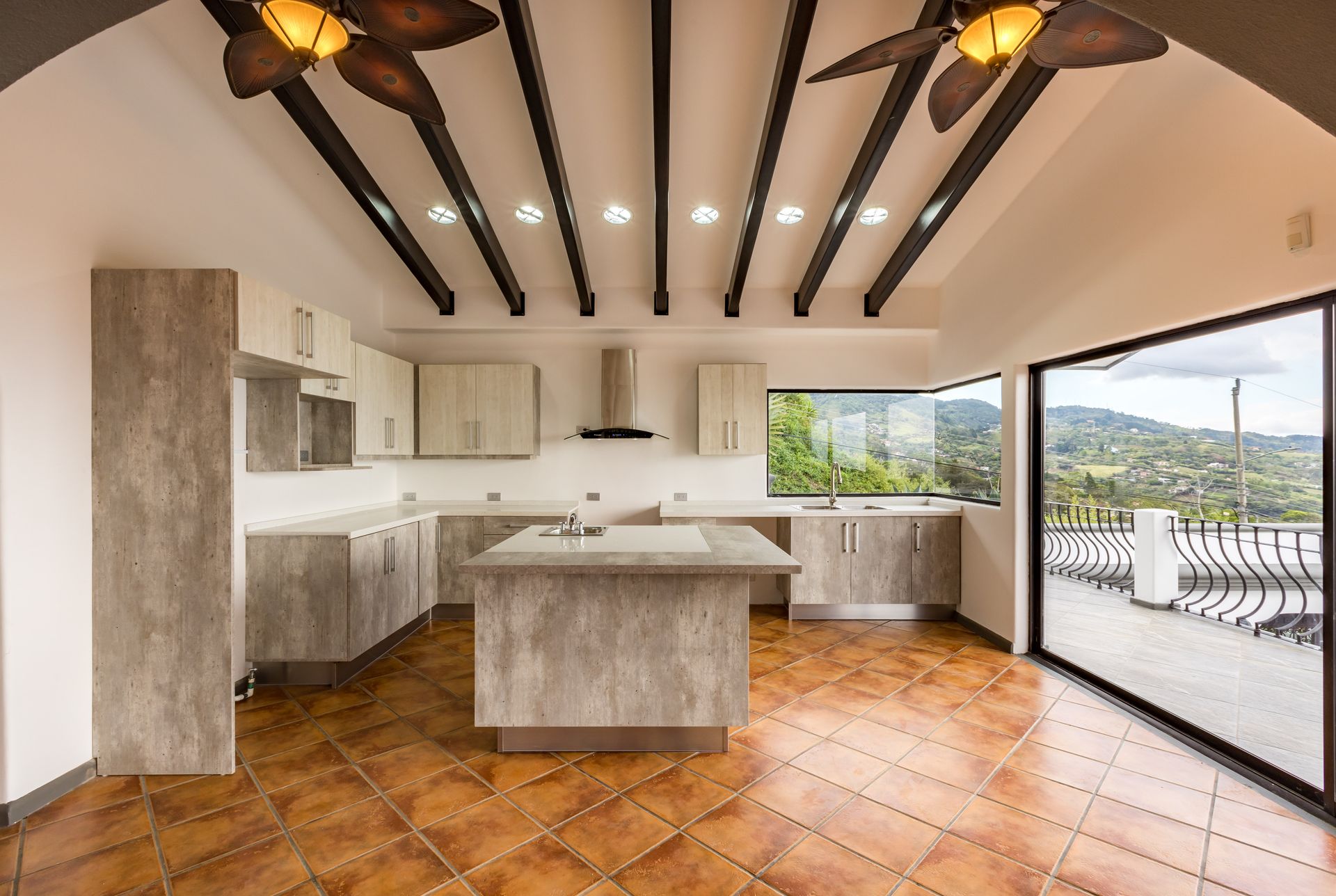 San Antonio, Escazú, Costa Rica: Mansion with tennis court, pool, and jacuzzi – prime investment opportunity.