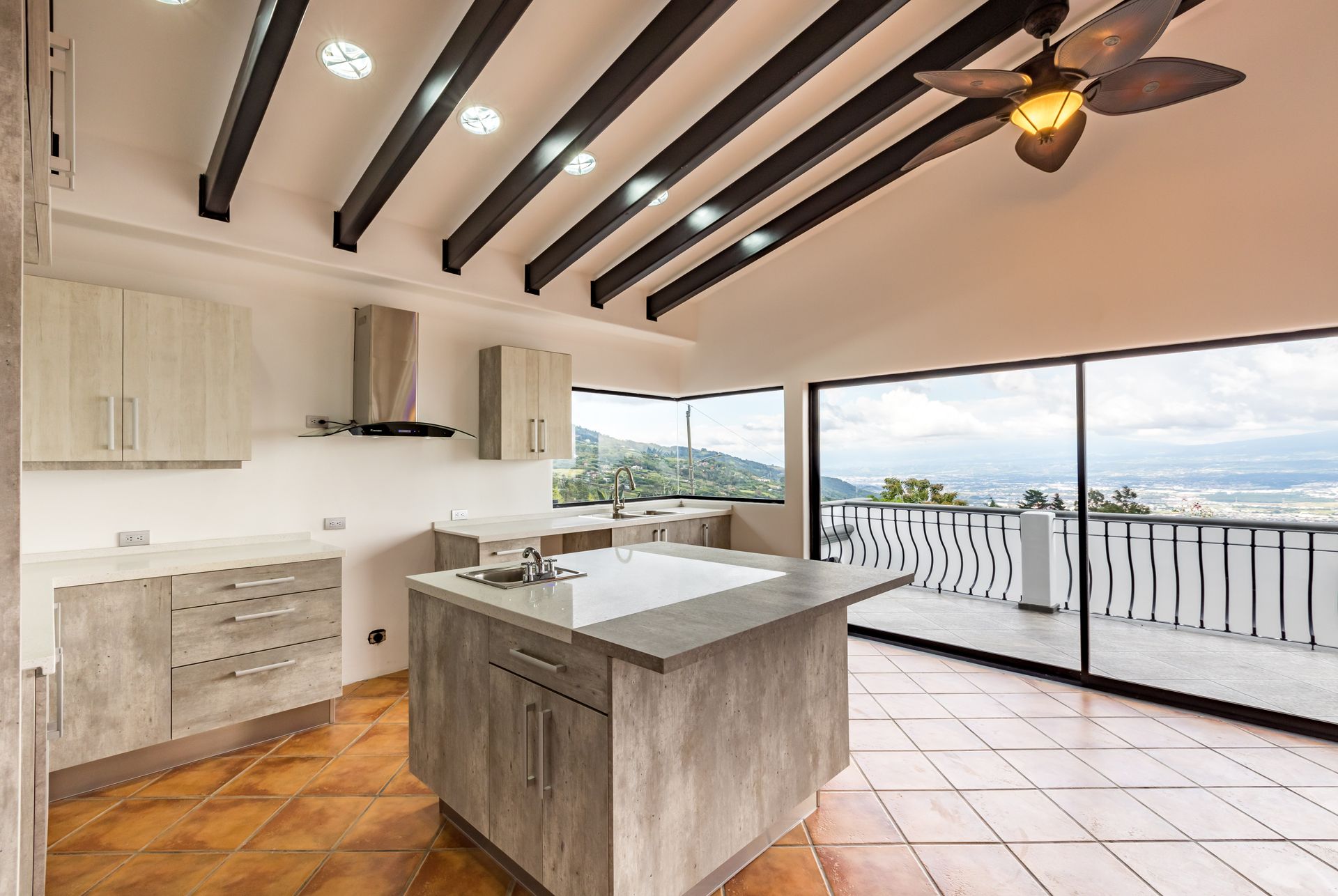 San Antonio, Escazú, Costa Rica: Mansion with tennis court, pool, and jacuzzi – prime investment opportunity.