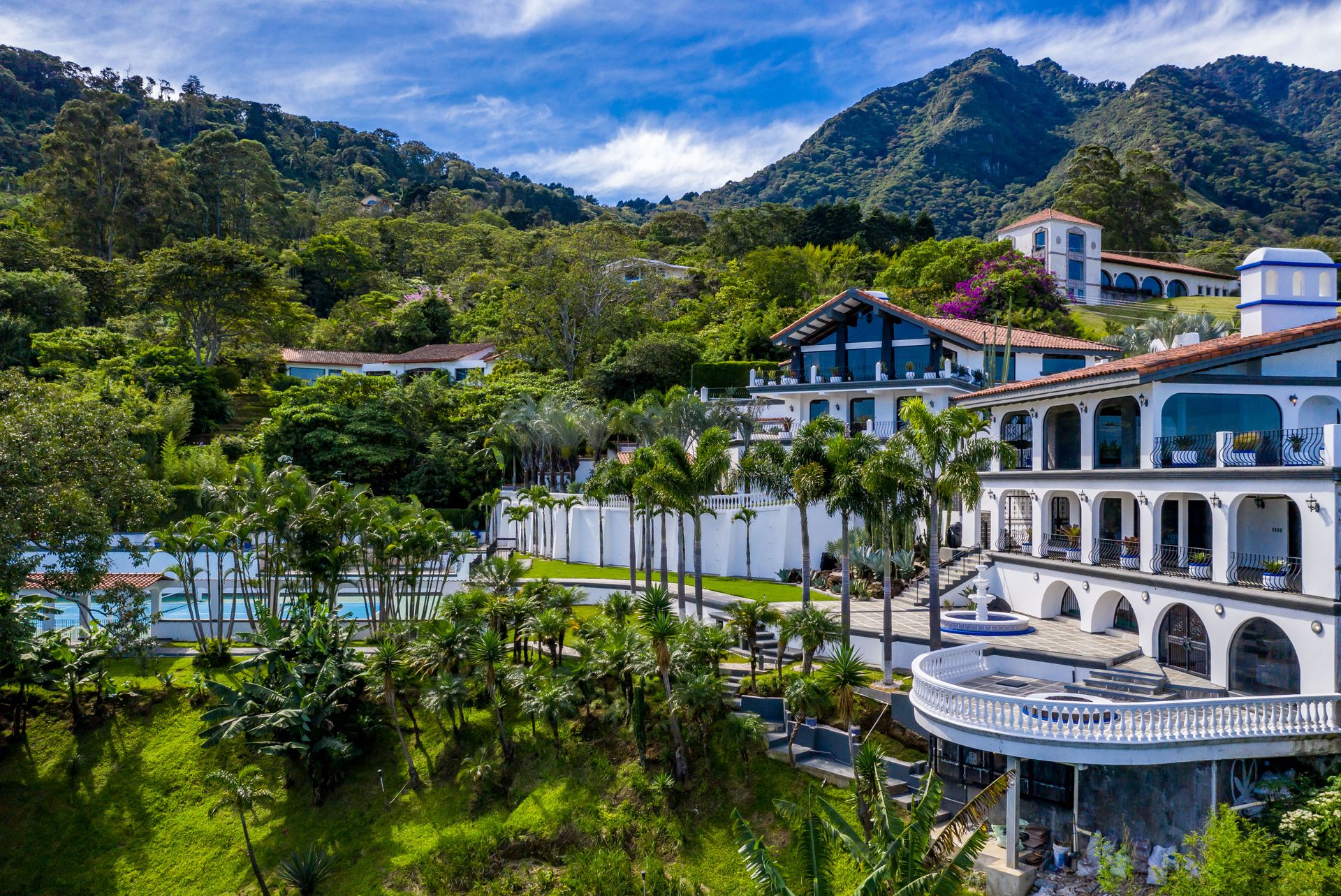 San Antonio, Escazú, Costa Rica: Mansion with tennis court, pool, and jacuzzi – prime investment opportunity.