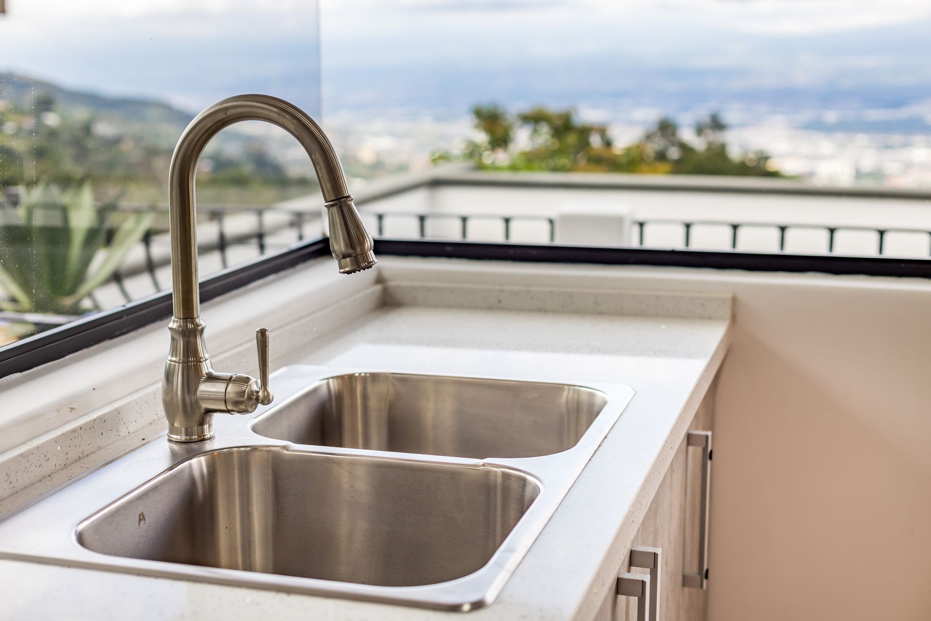 San Antonio, Escazú, Costa Rica: Mansion with tennis court, pool, and jacuzzi – prime investment opportunity.