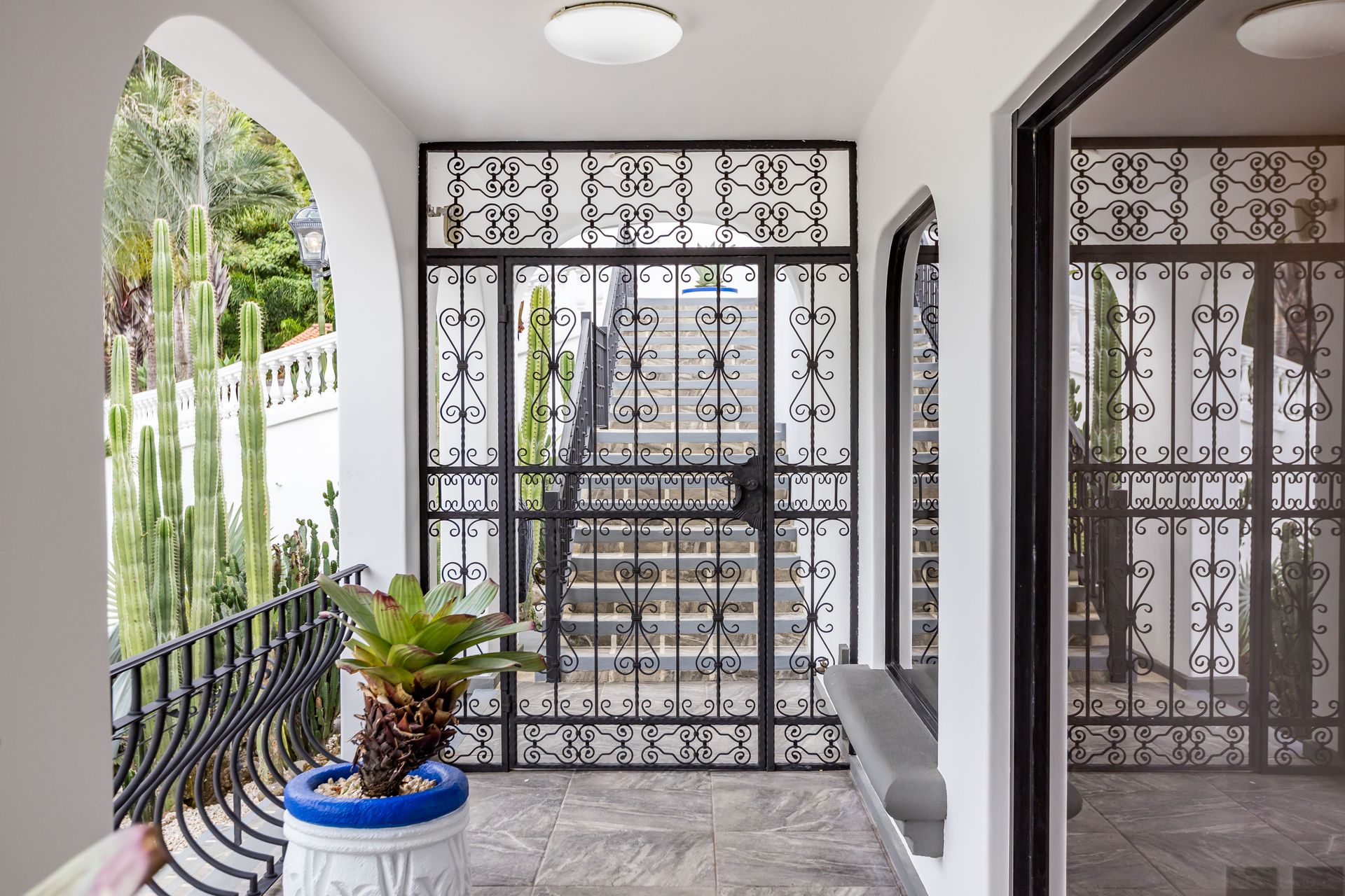 San Antonio, Escazú, Costa Rica: Mansion with tennis court, pool, and jacuzzi – prime investment opportunity.