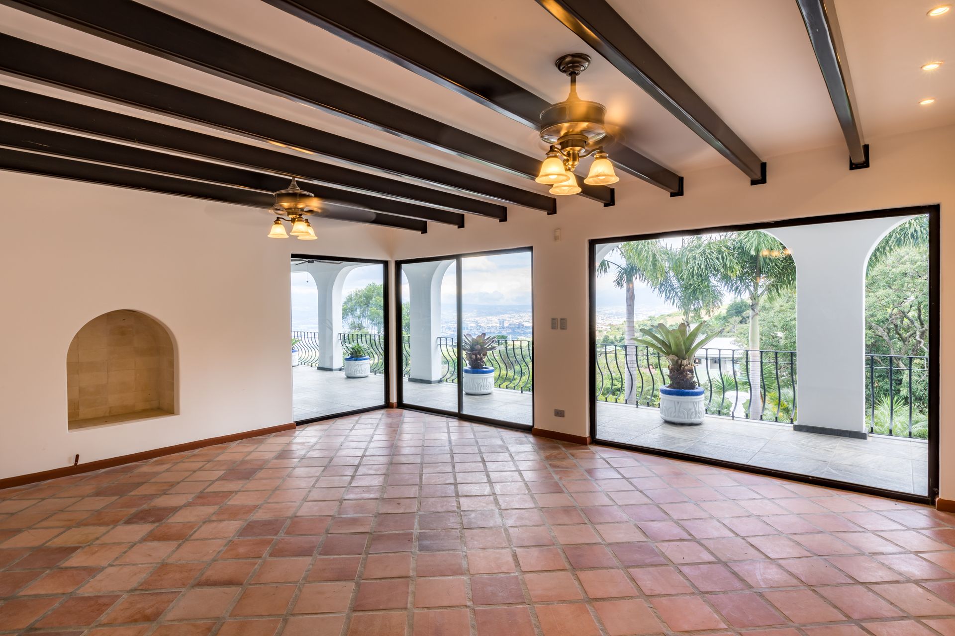 San Antonio, Escazú, Costa Rica: Mansion with tennis court, pool, and jacuzzi – prime investment opportunity.