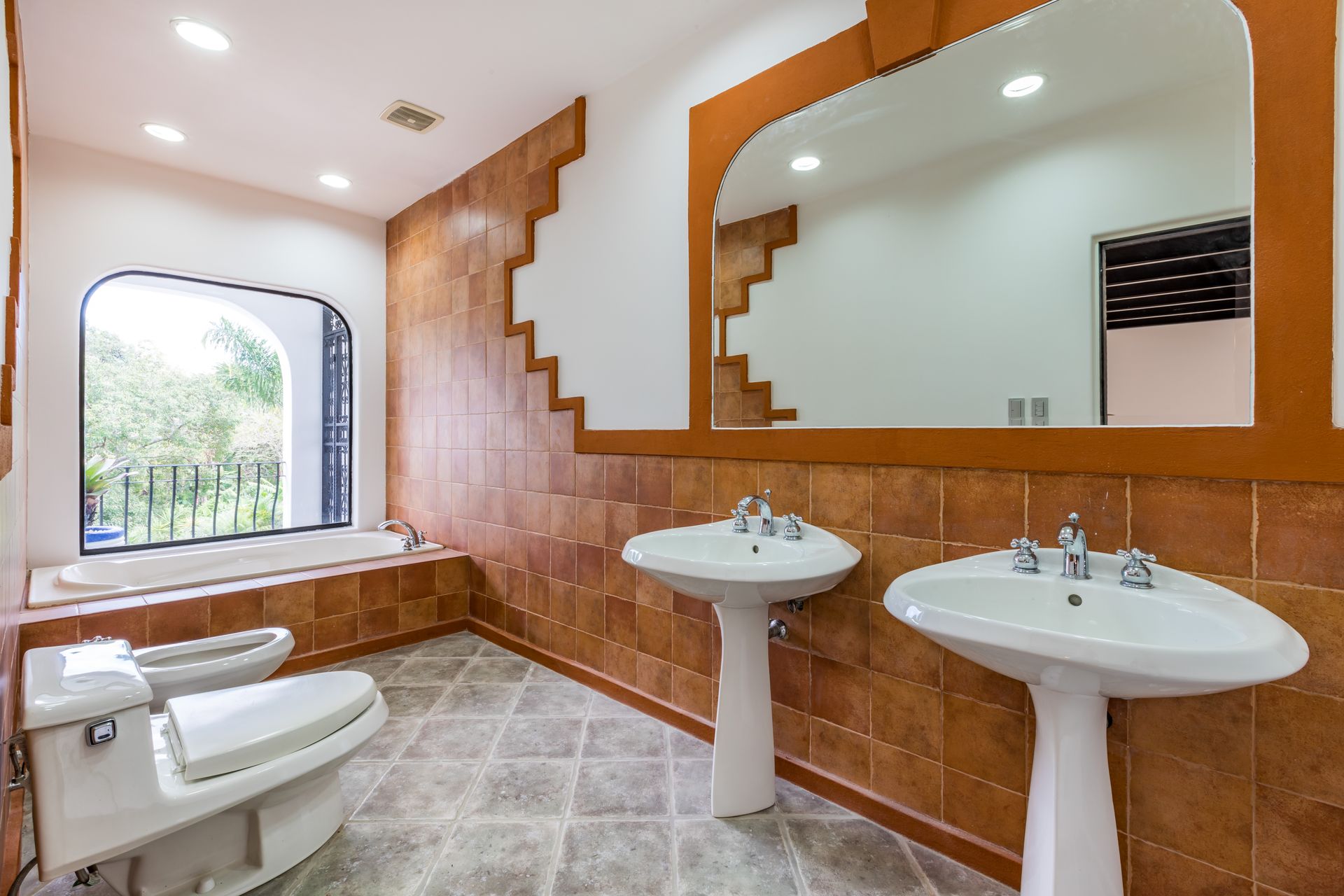 San Antonio, Escazú, Costa Rica: Mansion with tennis court, pool, and jacuzzi – prime investment opportunity.