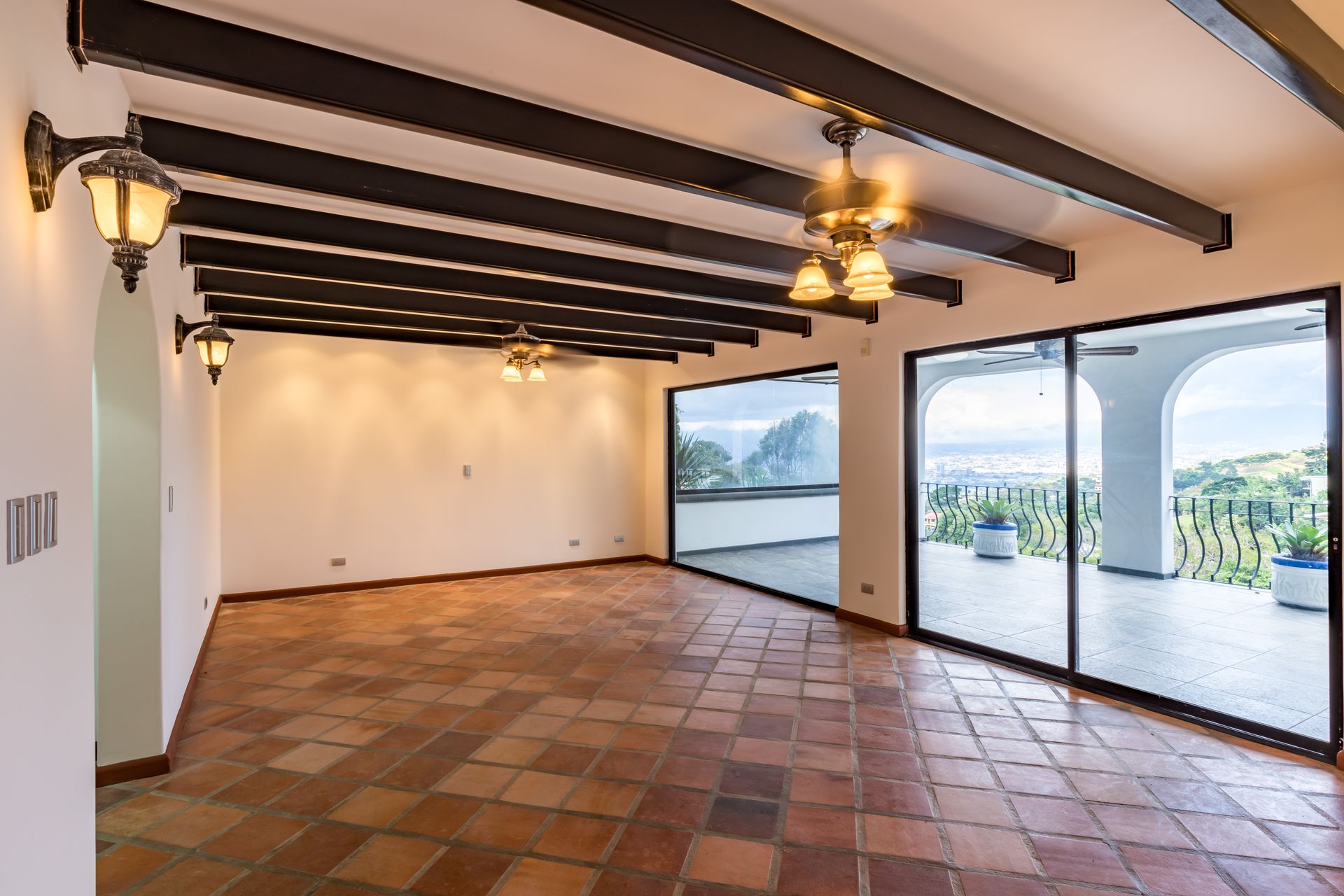 San Antonio, Escazú, Costa Rica: Mansion with tennis court, pool, and jacuzzi – prime investment opportunity.