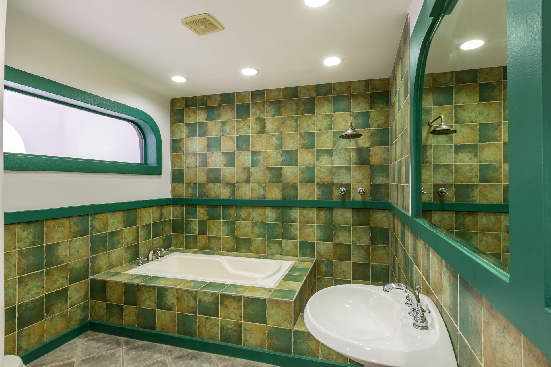 San Antonio, Escazú, Costa Rica: Mansion with tennis court, pool, and jacuzzi – prime investment opportunity.