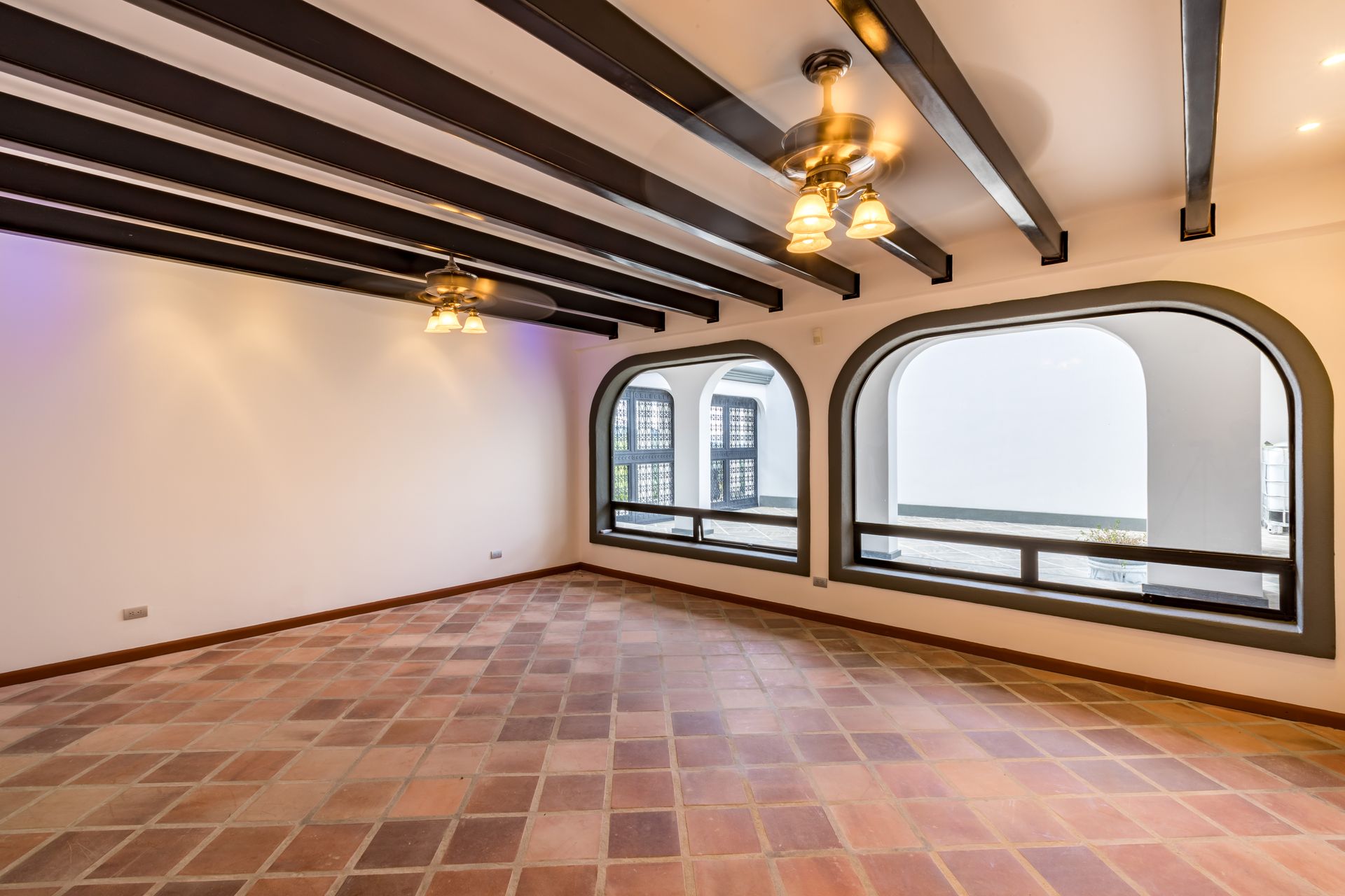 San Antonio, Escazú, Costa Rica: Mansion with tennis court, pool, and jacuzzi – prime investment opportunity.