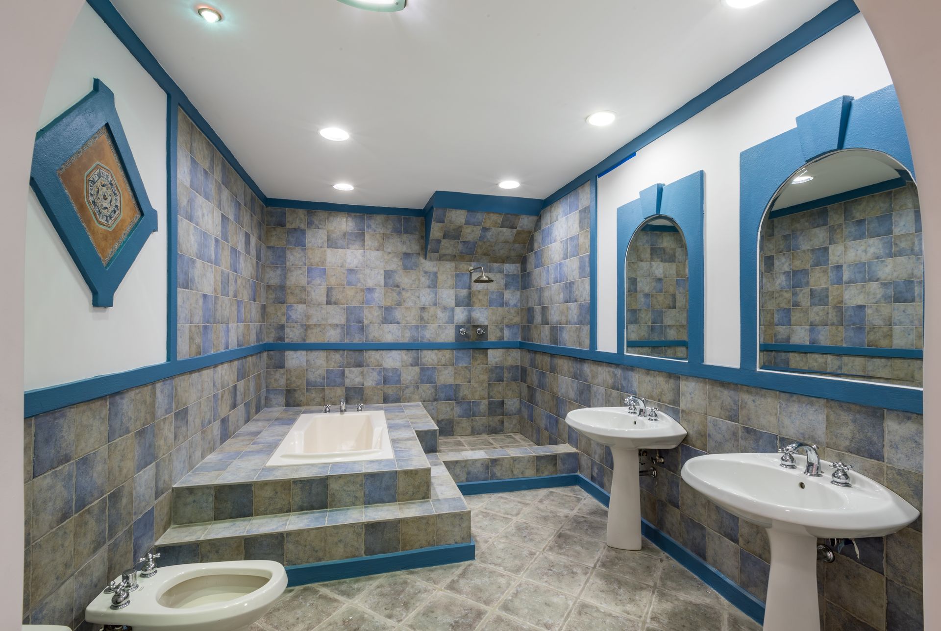 San Antonio, Escazú, Costa Rica: Mansion with tennis court, pool, and jacuzzi – prime investment opportunity.