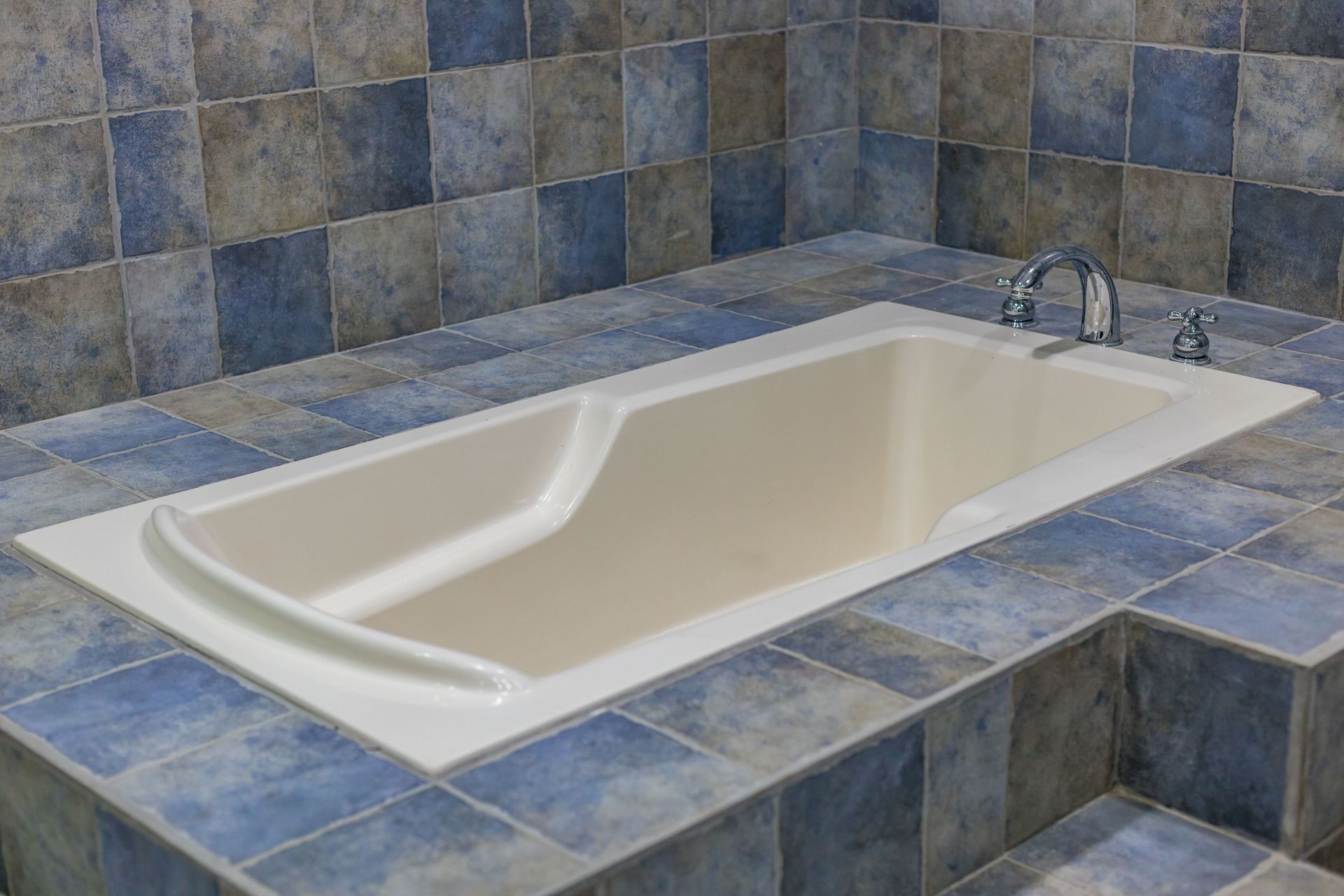 San Antonio, Escazú, Costa Rica: Mansion with tennis court, pool, and jacuzzi – prime investment opportunity.