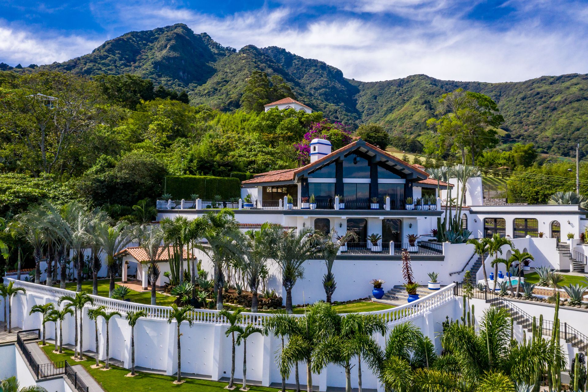 San Antonio, Escazú, Costa Rica: Mansion with tennis court, pool, and jacuzzi – prime investment opportunity.