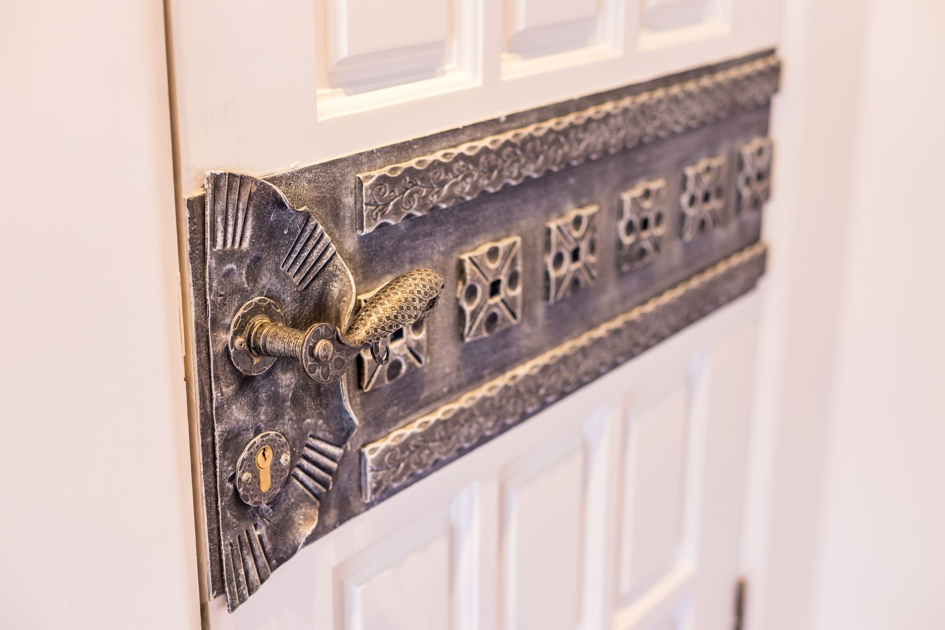 San Antonio, Escazú, Costa Rica: Mansion with tennis court, pool, and jacuzzi – prime investment opportunity.