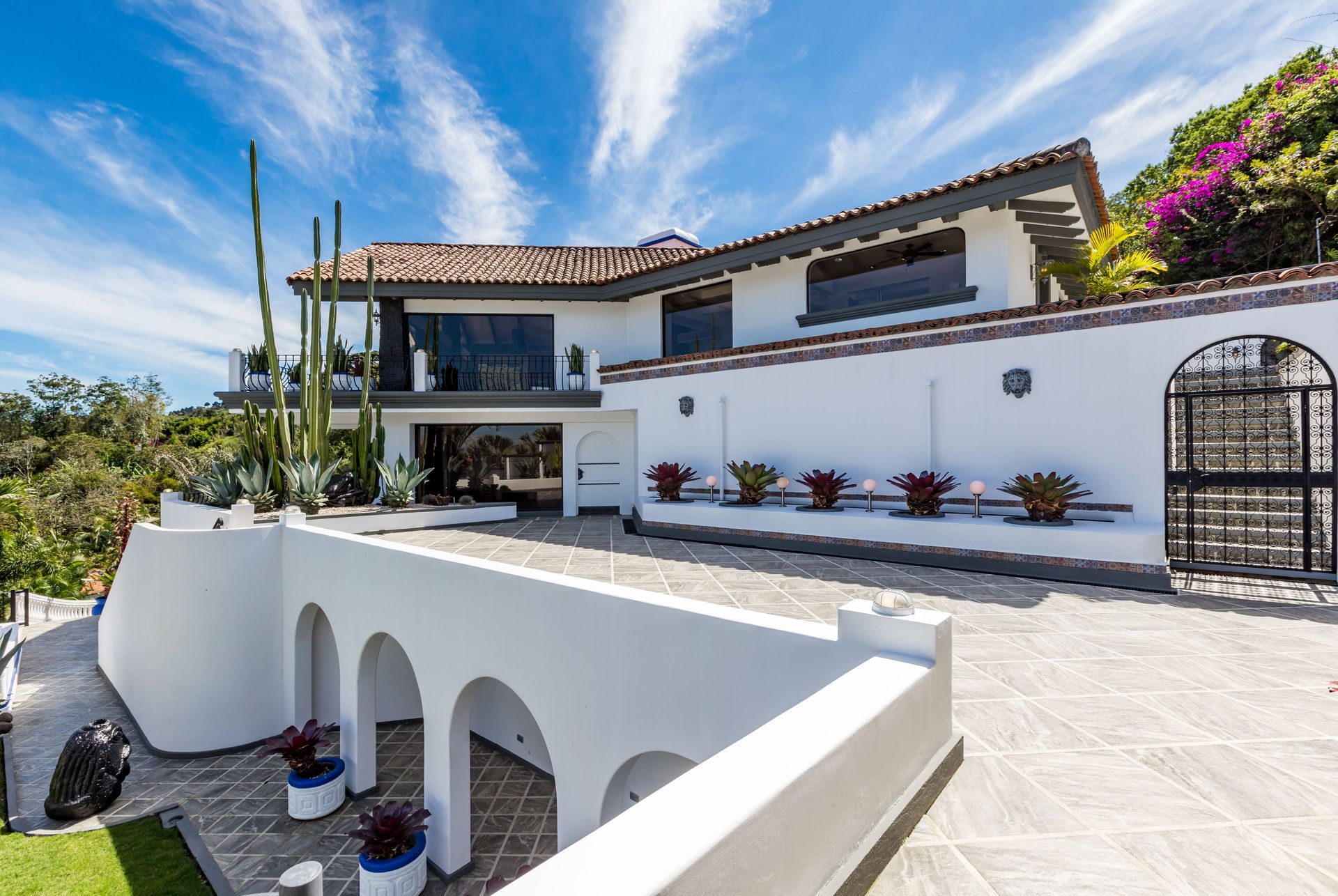 San Antonio, Escazú, Costa Rica: Mansion with tennis court, pool, and jacuzzi – prime investment opportunity.