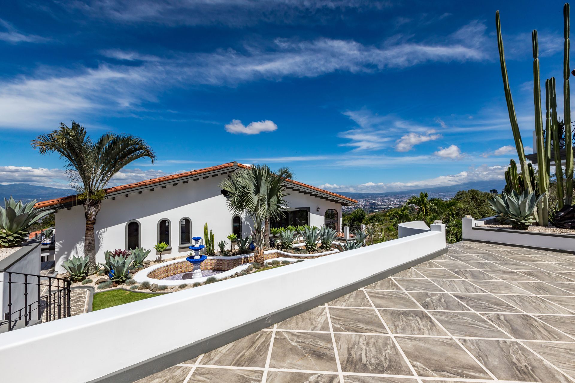 San Antonio, Escazú, Costa Rica: Mansion with tennis court, pool, and jacuzzi – prime investment opportunity.