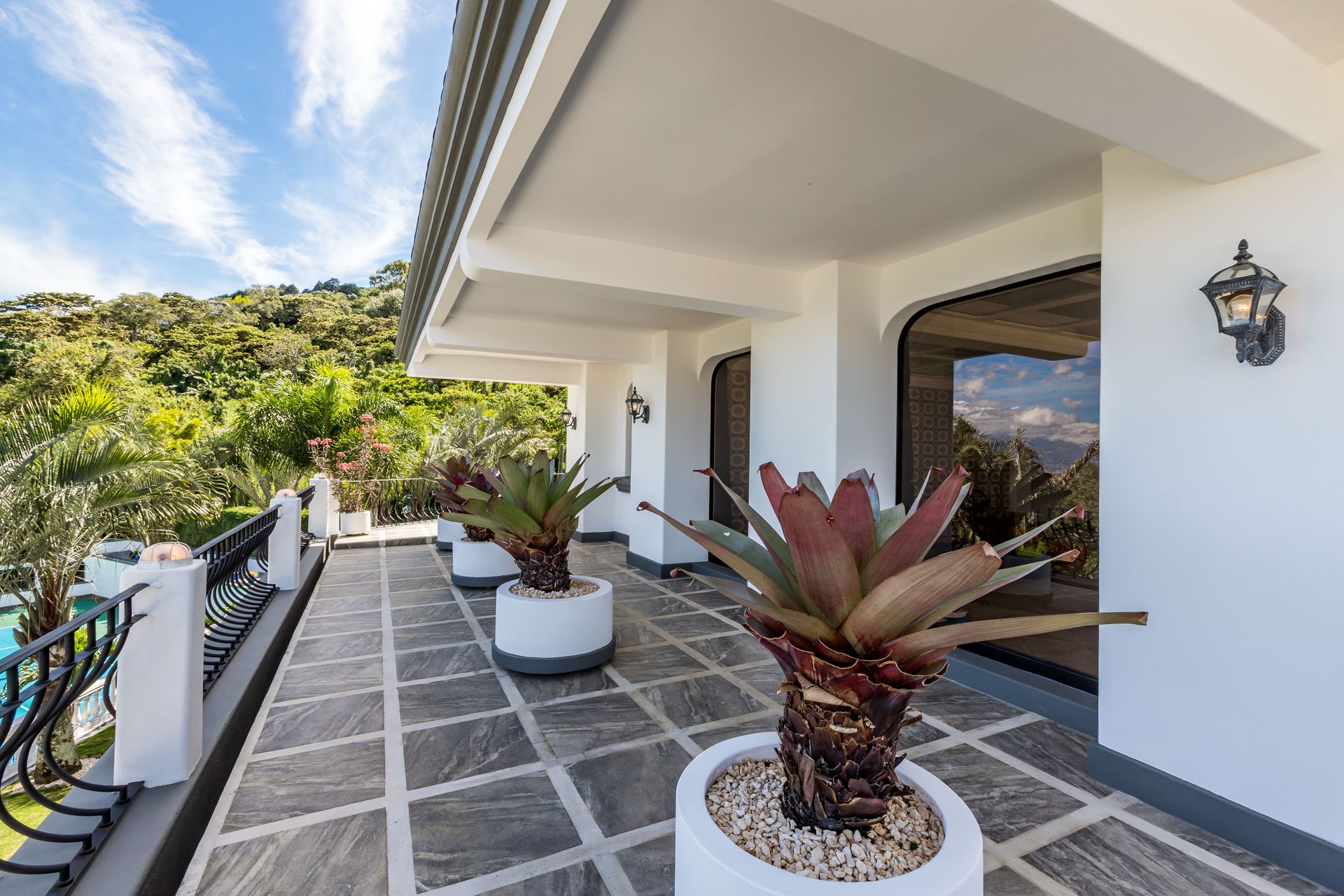 San Antonio, Escazú, Costa Rica: Mansion with tennis court, pool, and jacuzzi – prime investment opportunity.