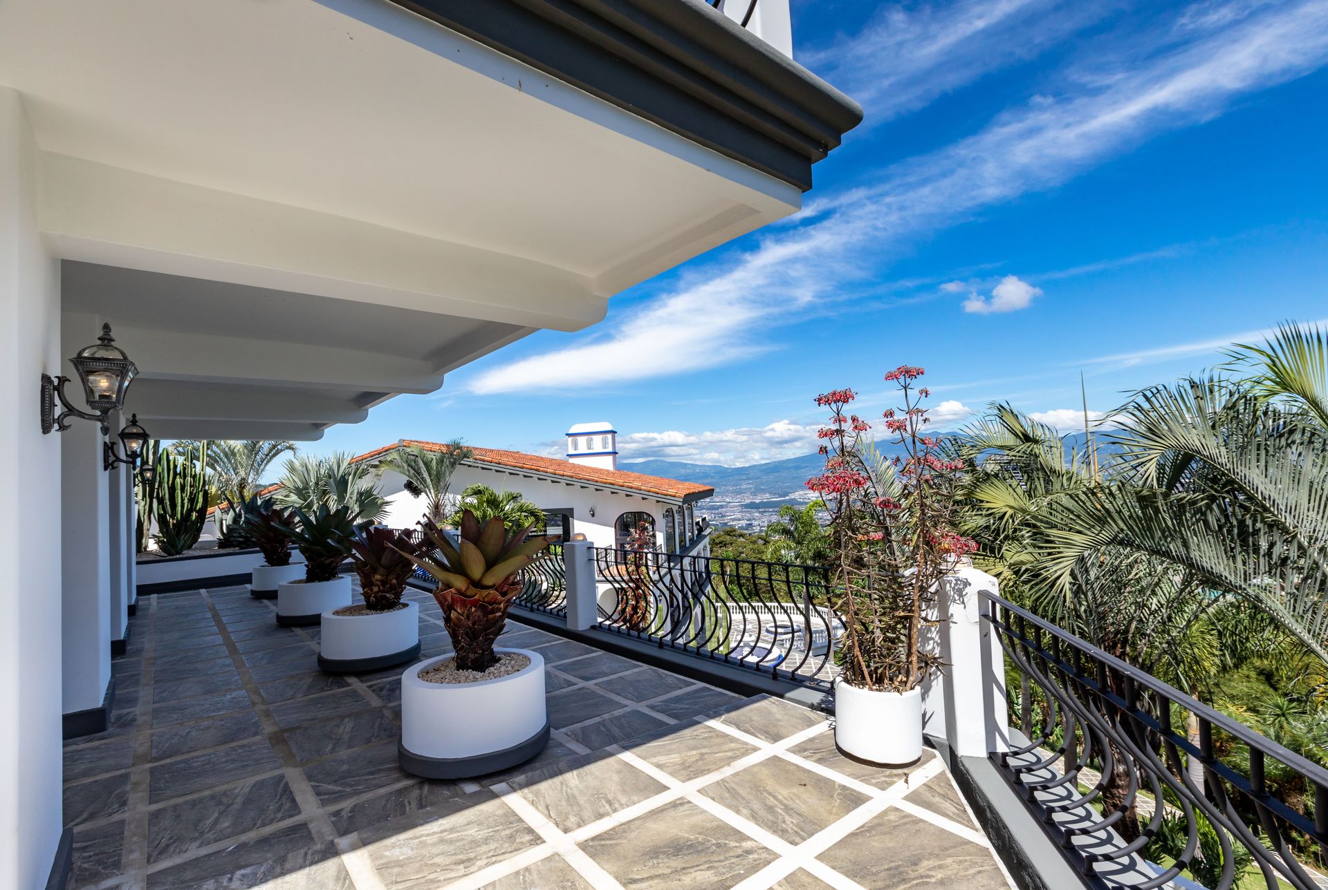 San Antonio, Escazú, Costa Rica: Mansion with tennis court, pool, and jacuzzi – prime investment opportunity.