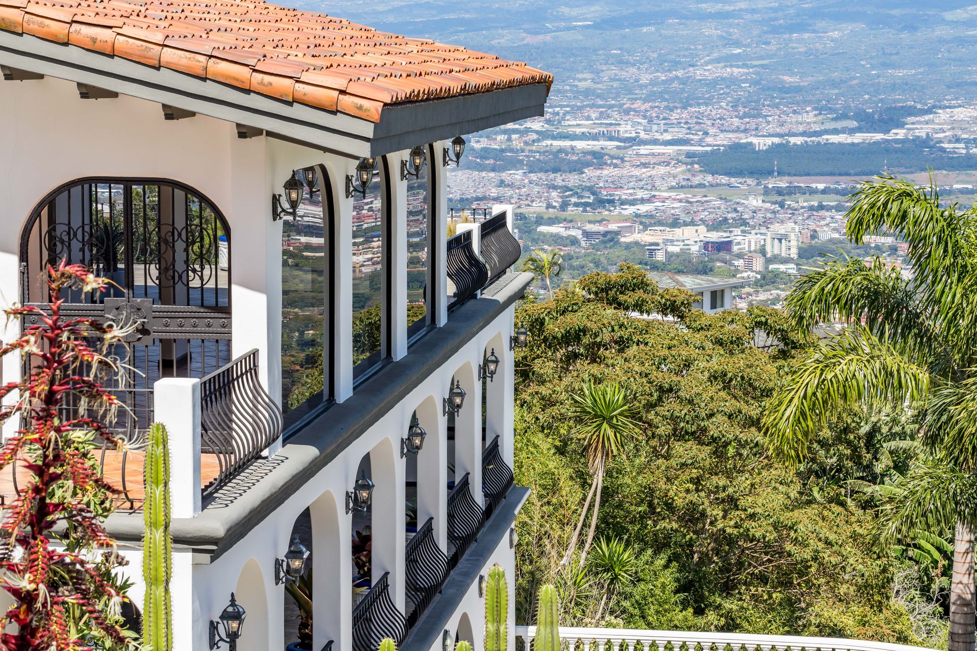 San Antonio, Escazú, Costa Rica: Mansion with tennis court, pool, and jacuzzi – prime investment opportunity.