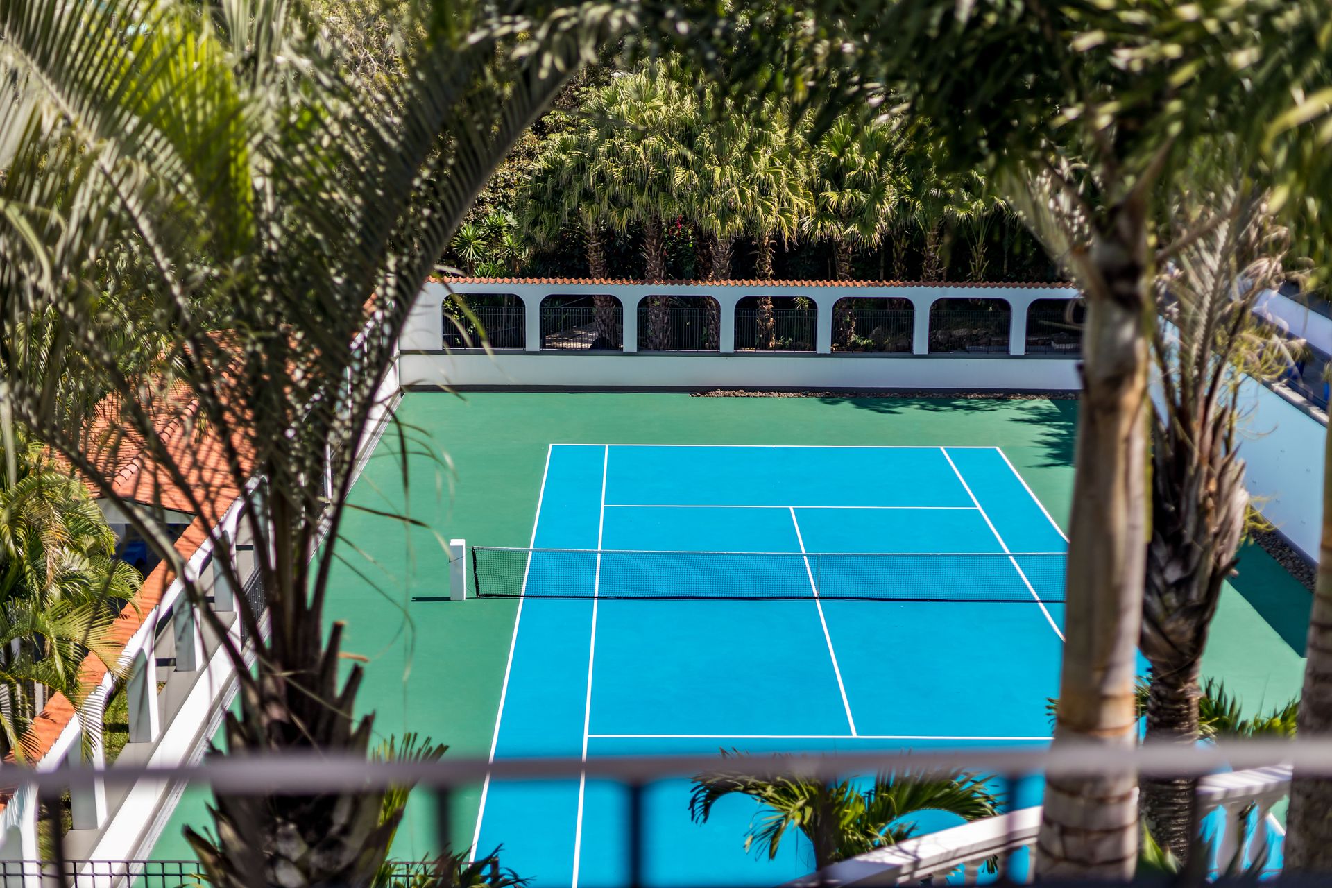 San Antonio, Escazú, Costa Rica: Mansion with tennis court, pool, and jacuzzi – prime investment opportunity.