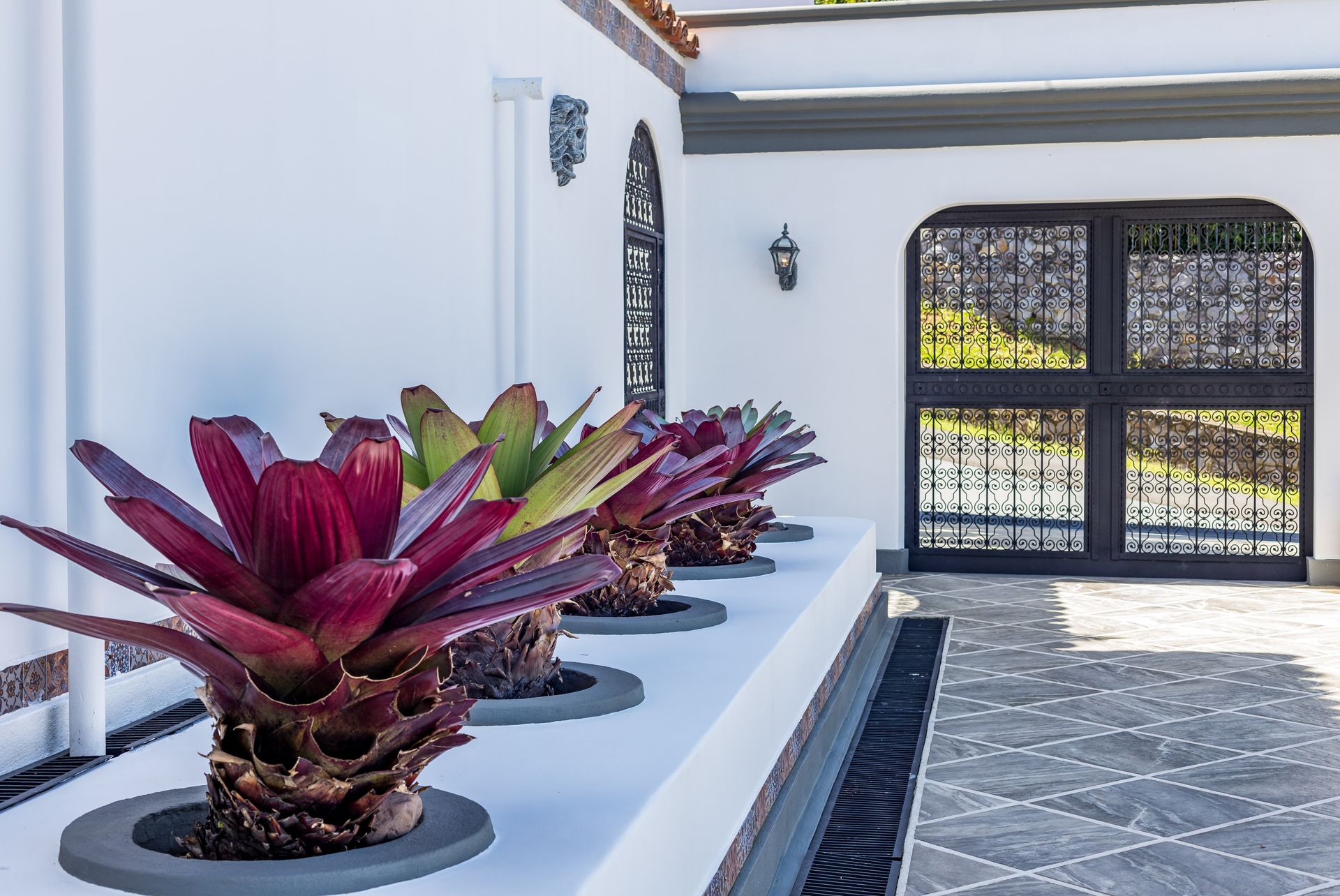 San Antonio, Escazú, Costa Rica: Mansion with tennis court, pool, and jacuzzi – prime investment opportunity.