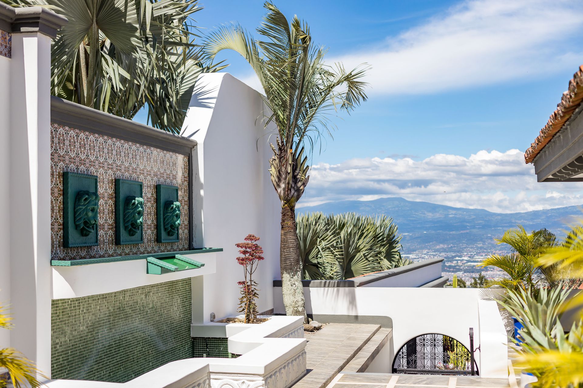 San Antonio, Escazú, Costa Rica: Mansion with tennis court, pool, and jacuzzi – prime investment opportunity.