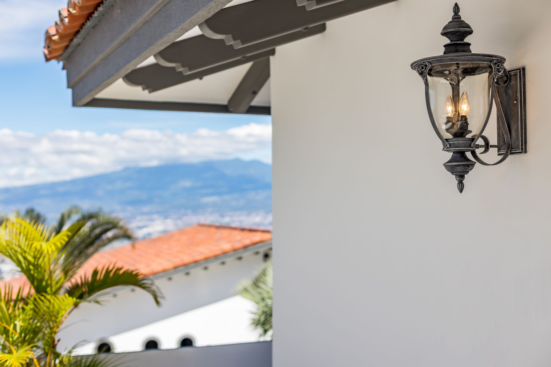 San Antonio, Escazú, Costa Rica: Mansion with tennis court, pool, and jacuzzi – prime investment opportunity.