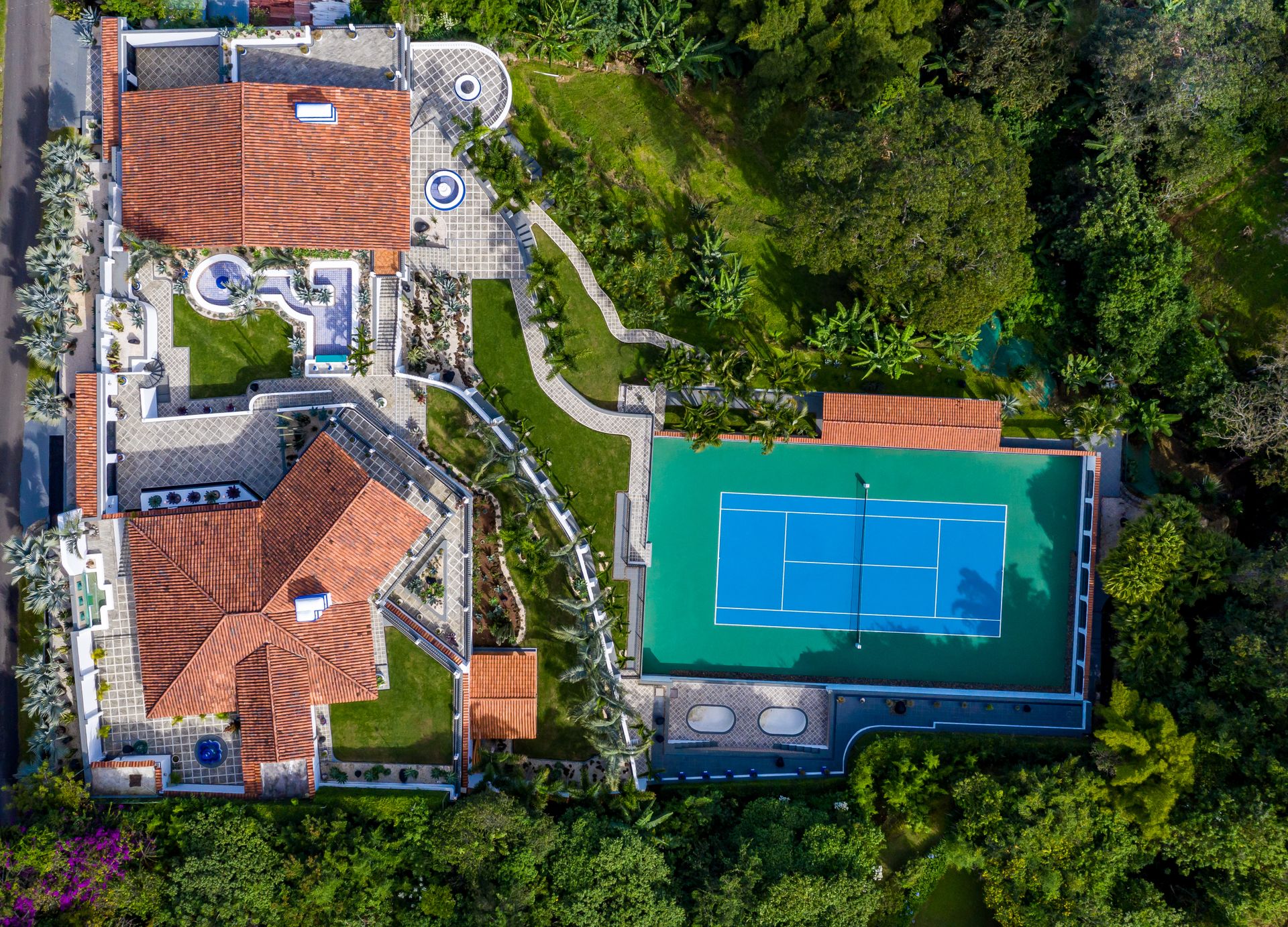 San Antonio, Escazú, Costa Rica: Mansion with tennis court, pool, and jacuzzi – prime investment opportunity.