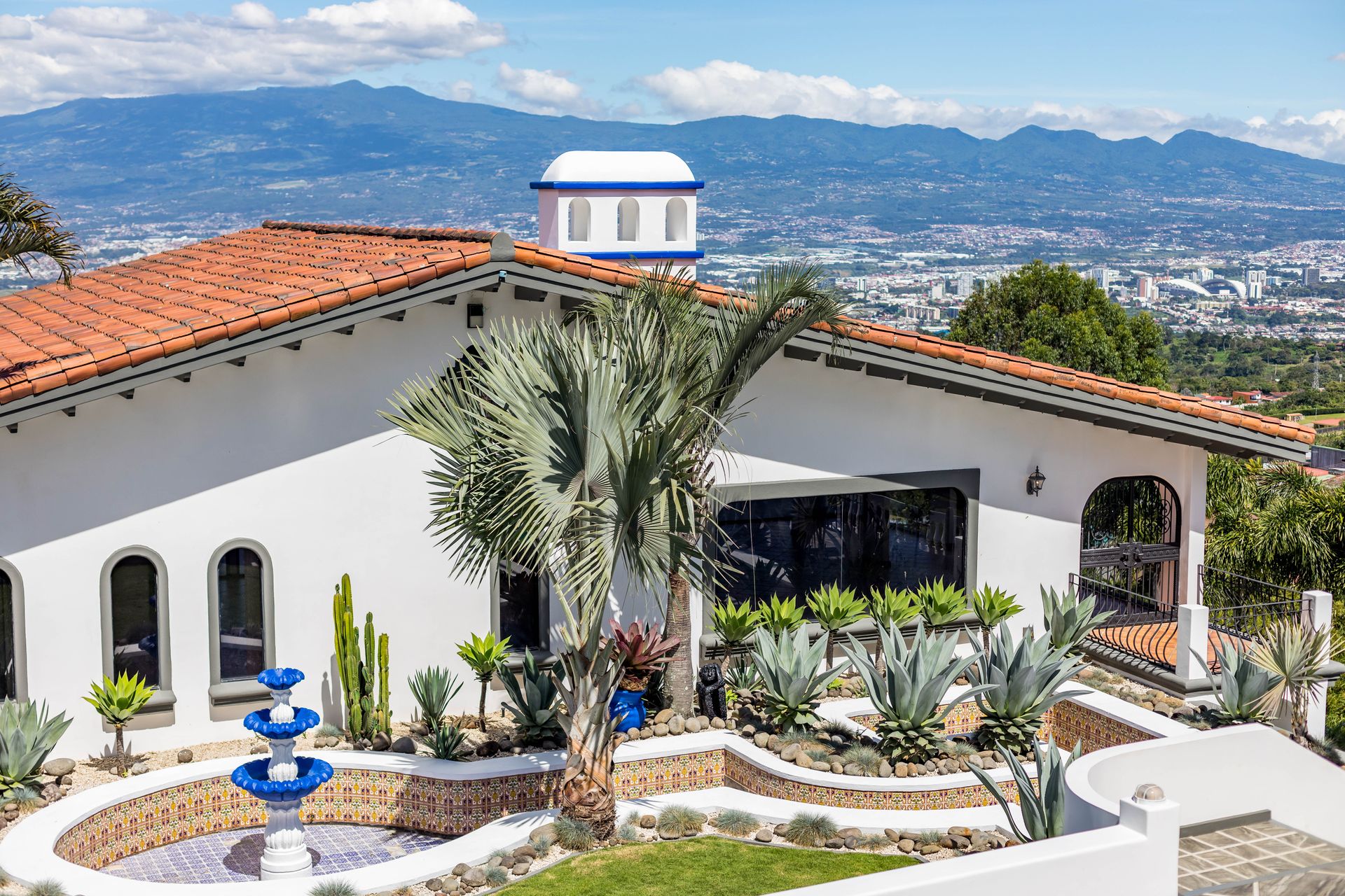 San Antonio, Escazú, Costa Rica: Mansion with tennis court, pool, and jacuzzi – prime investment opportunity.