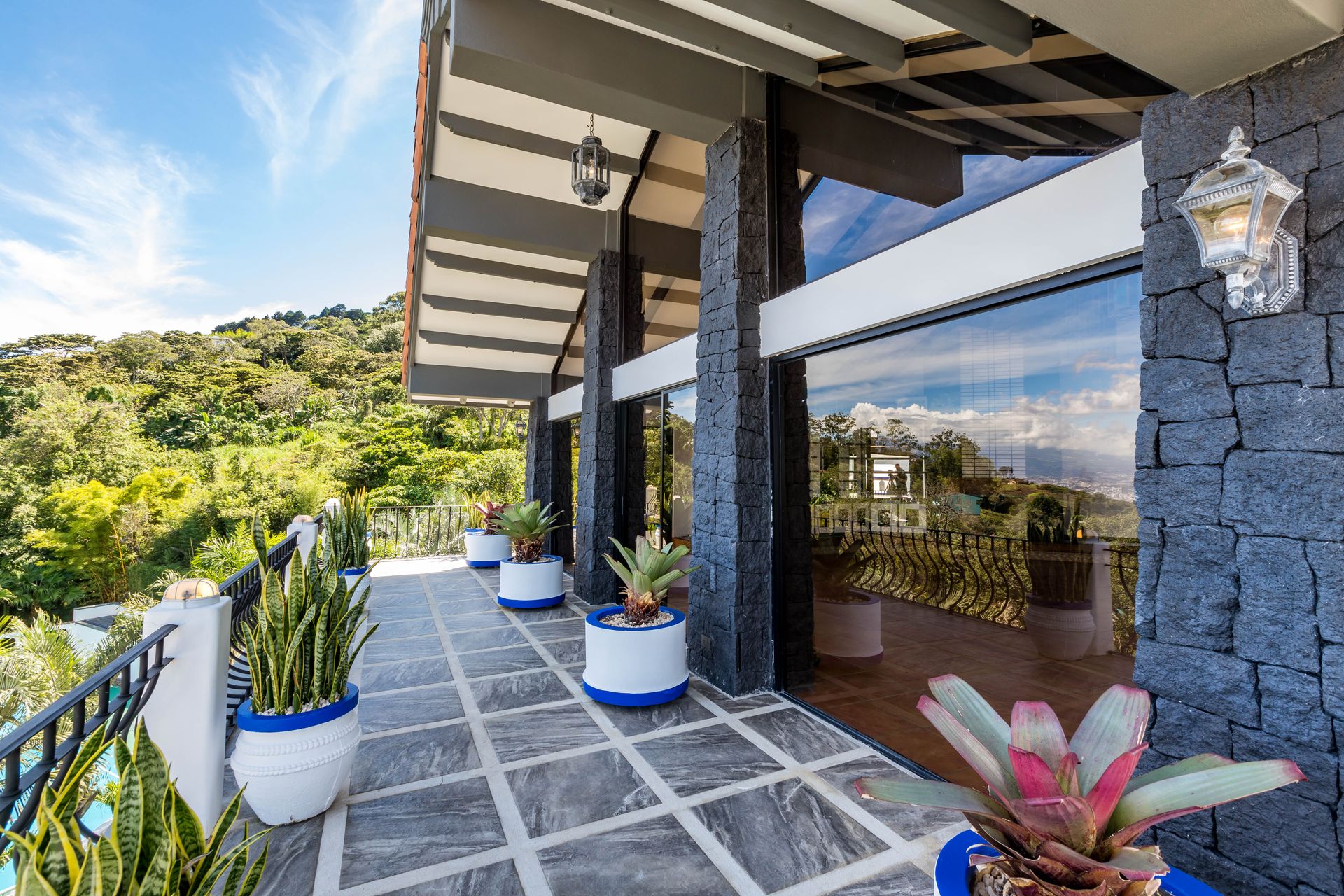 San Antonio, Escazú, Costa Rica: Mansion with tennis court, pool, and jacuzzi – prime investment opportunity.