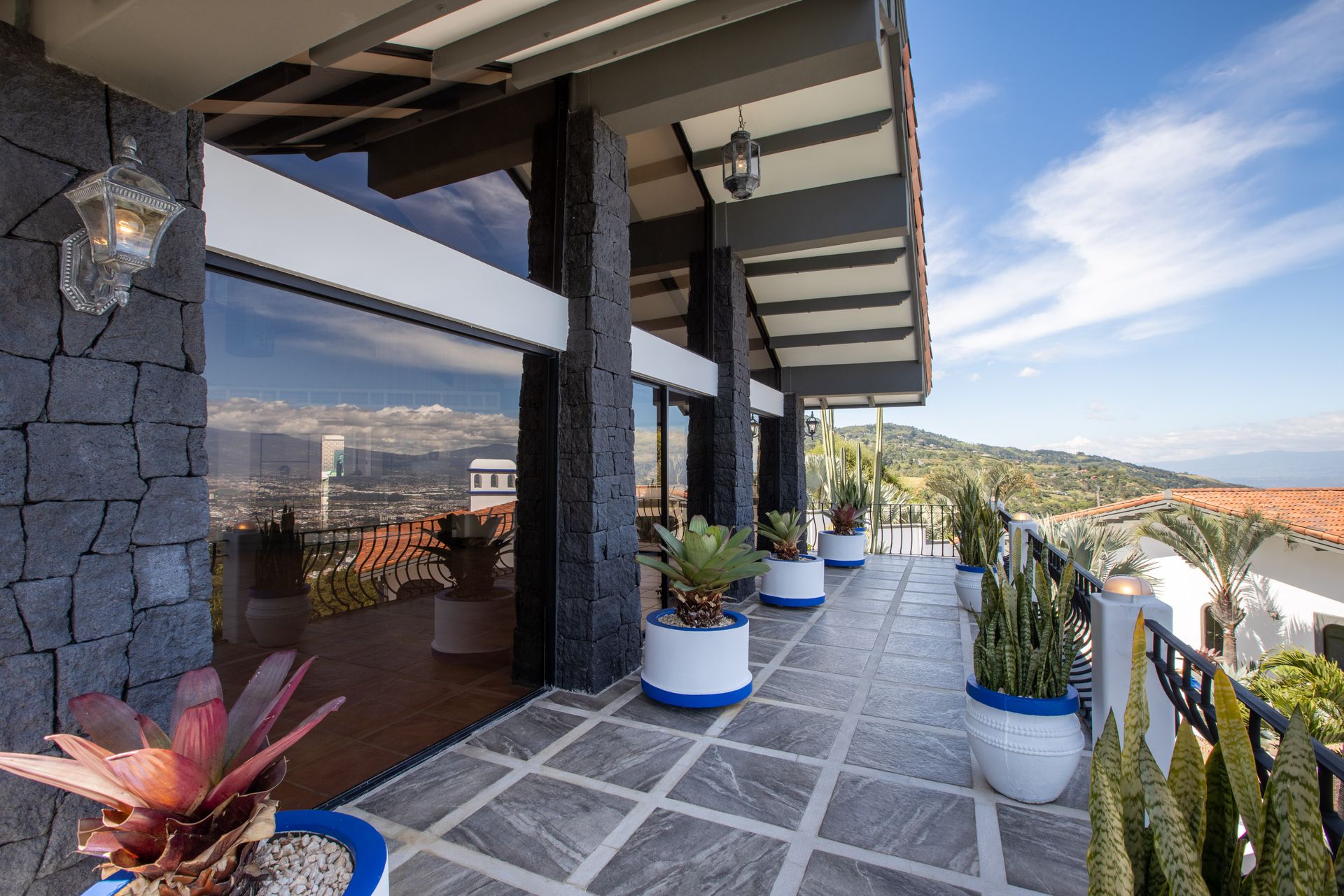 San Antonio, Escazú, Costa Rica: Mansion with tennis court, pool, and jacuzzi – prime investment opportunity.