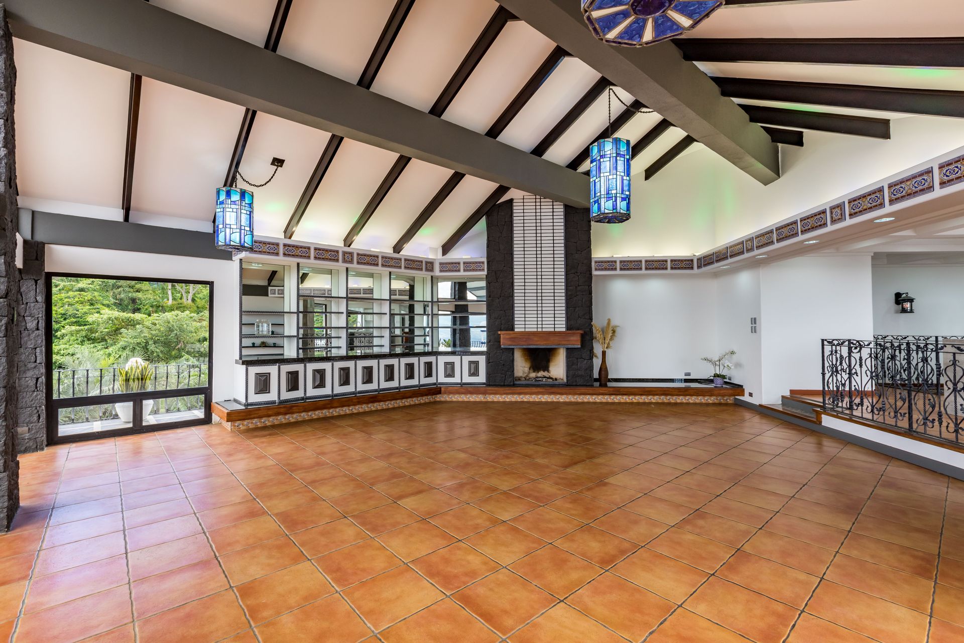 San Antonio, Escazú, Costa Rica: Mansion with tennis court, pool, and jacuzzi – prime investment opportunity.