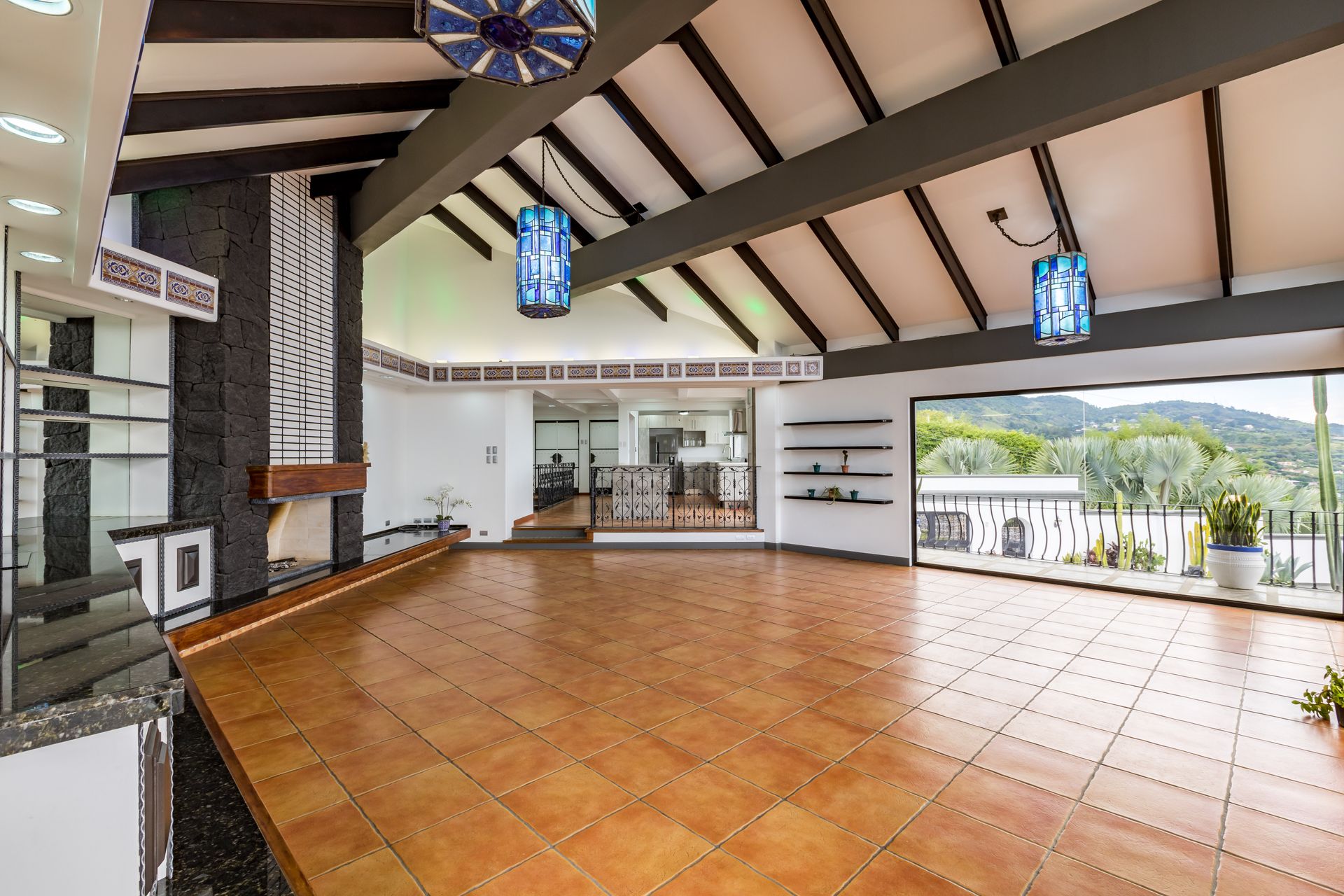 San Antonio, Escazú, Costa Rica: Mansion with tennis court, pool, and jacuzzi – prime investment opportunity.